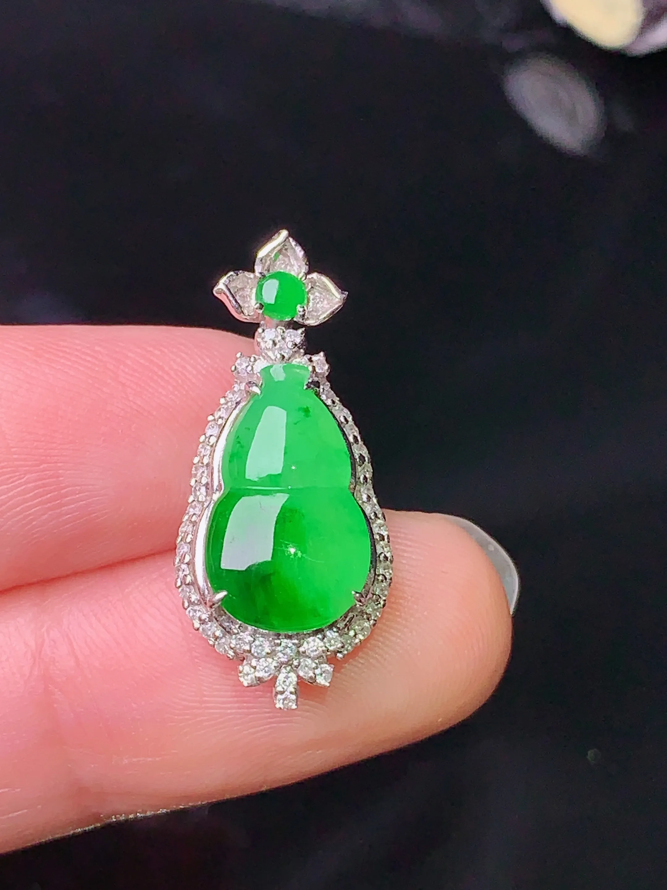 18k金钻镶嵌翠绿葫芦吊坠 玉质细腻 色泽艳丽 整体尺寸24.6*11*7.5