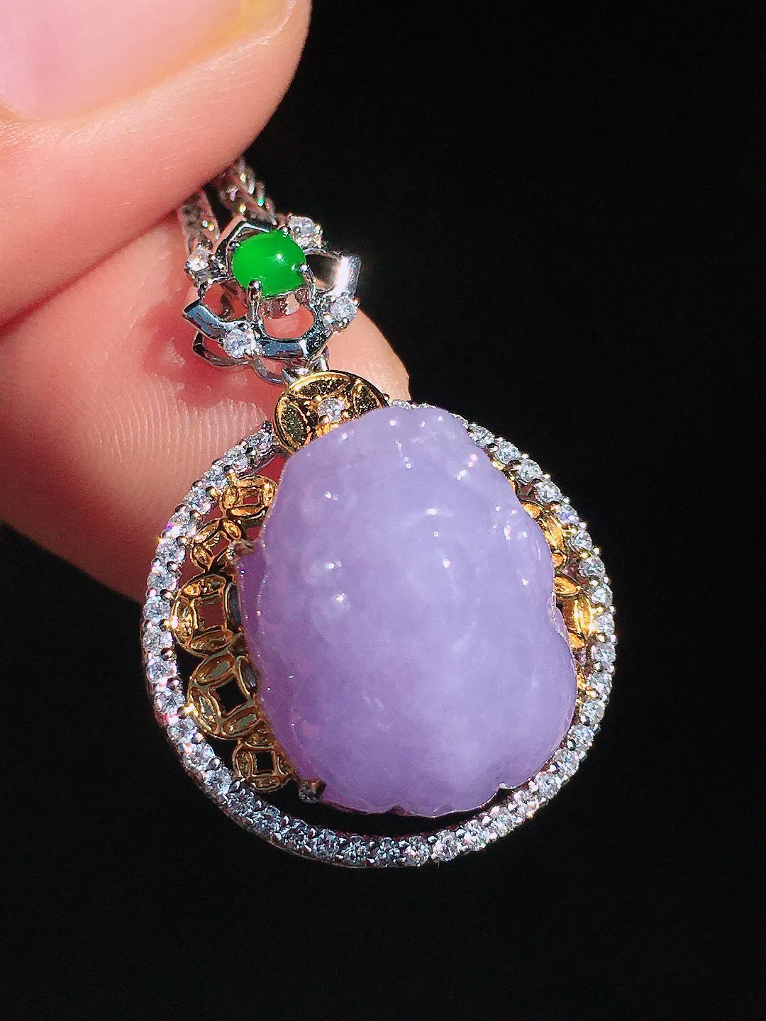 紫罗兰貔貅吊坠，色泽均匀艳丽，玉质细腻，荧光感超
强，饱满圆润，尽显优雅气质，18k
金豪华镶嵌