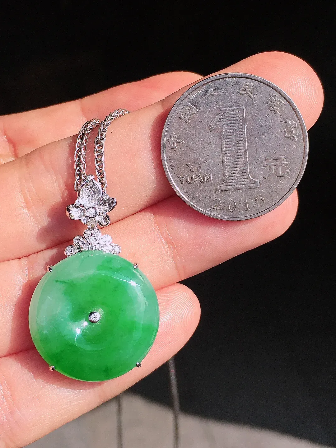 阳绿平安扣吊坠，色泽均匀艳丽，玉质细腻，荧光感超
强，饱满圆润，尽显优雅气质，18k
金豪华镶嵌
