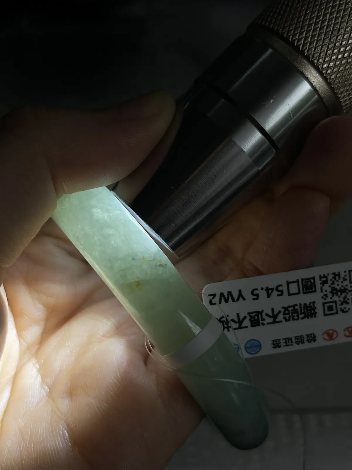 圆镯54.5圈口，翡翠糯化种淡绿色手镯