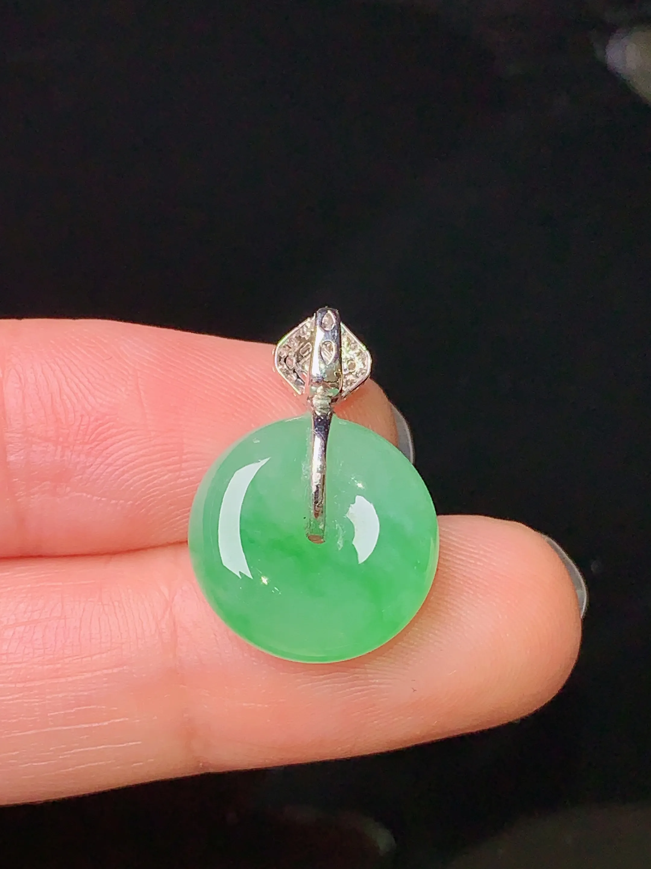 18k金钻镶嵌翠绿平安扣吊坠 玉质细腻 色泽艳丽 整体尺寸21*6