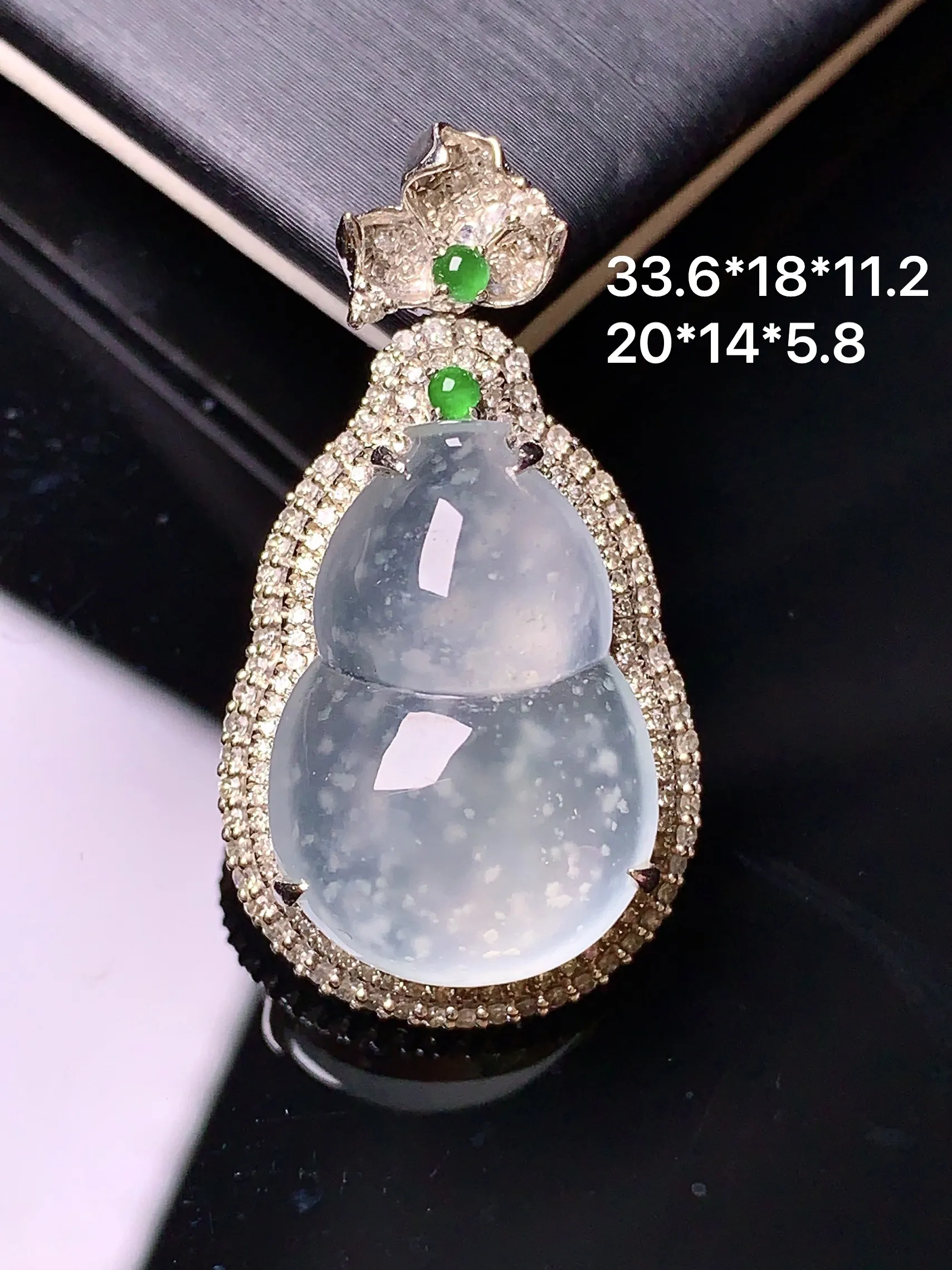 18k金钻镶嵌木那料雪花棉葫芦吊坠 玉质细腻 色泽清新艳丽 整体尺寸33.6*18*11.2