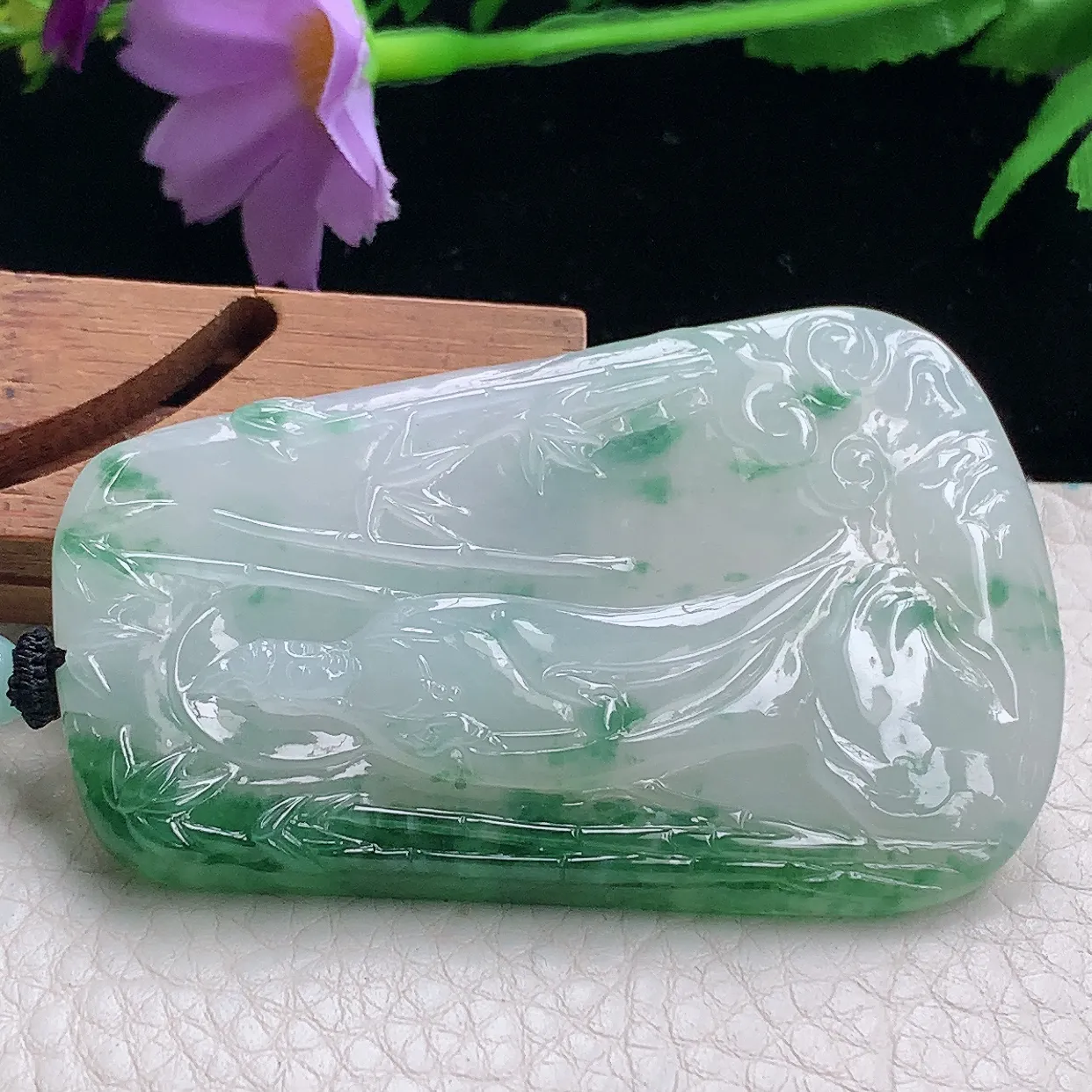 yl自然光68*43*6.4特色满爽天然缅甸翡翠山水观音玉吊坠 玉挂件