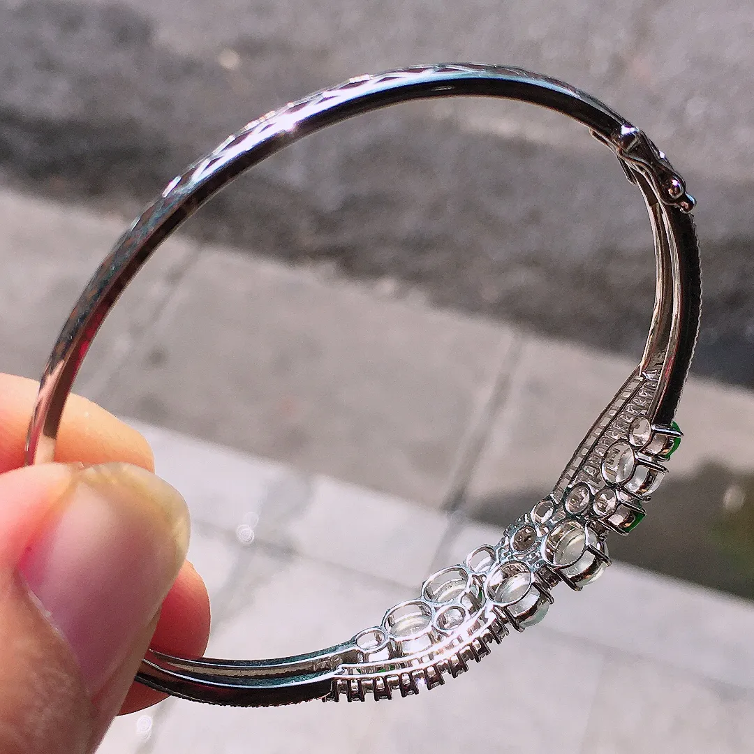 （冰+绿）二合一手镯，色泽均匀艳丽，玉质细腻，荧光感超
强，饱满圆润，尽显优雅气质，18k
金豪华镶嵌