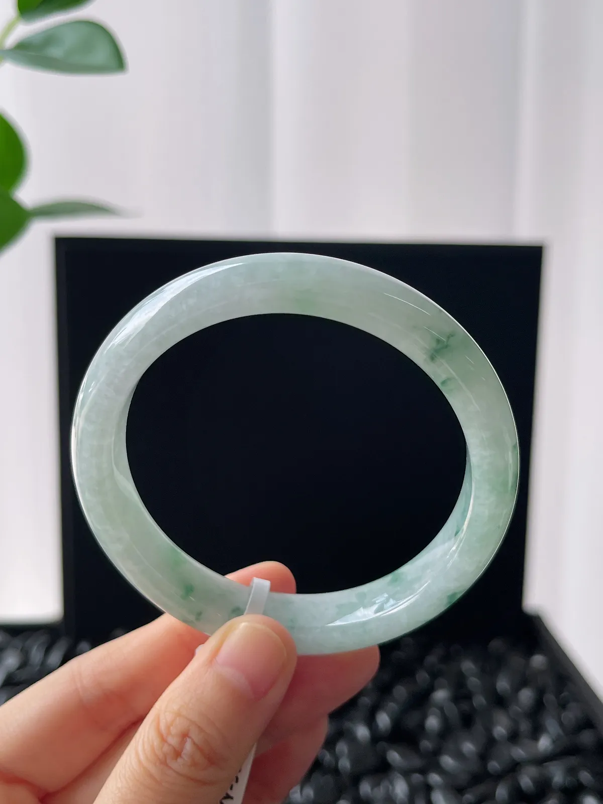 正圈57圈口，翡翠糯化种飘绿手镯