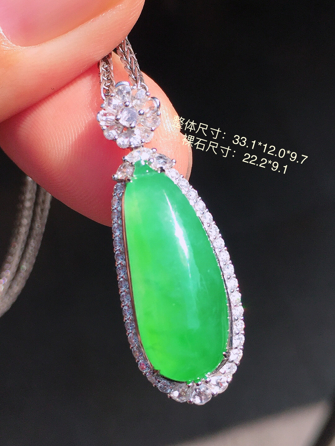 阳绿福瓜吊坠，色泽均匀艳丽，玉质细腻，荧光感超
强，饱满圆润，尽显优雅气质，18k
金豪华镶嵌