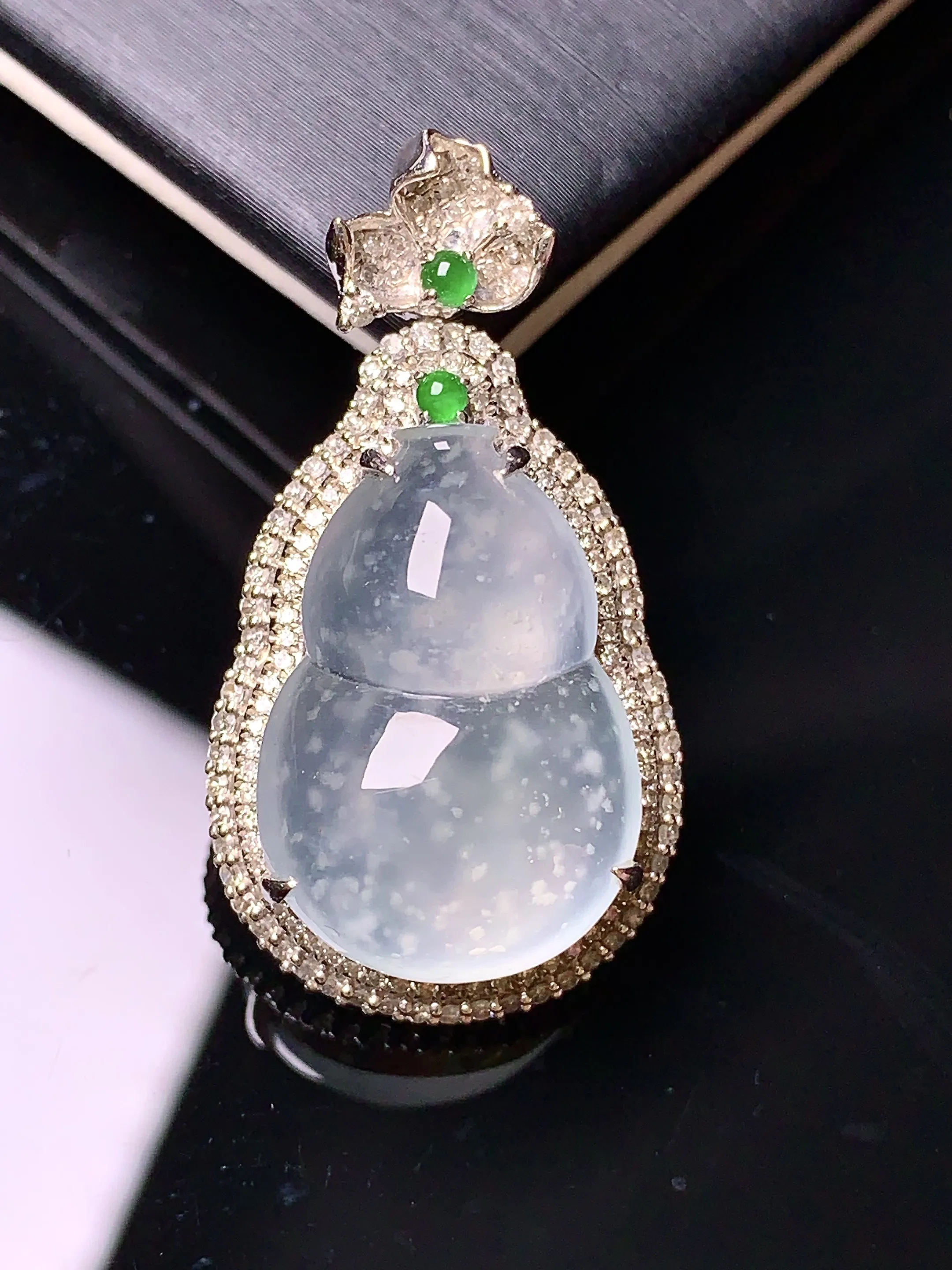 18k金钻镶嵌木那料雪花棉葫芦吊坠 玉质细腻 色泽清新艳丽 整体尺寸33.6*18*11.2