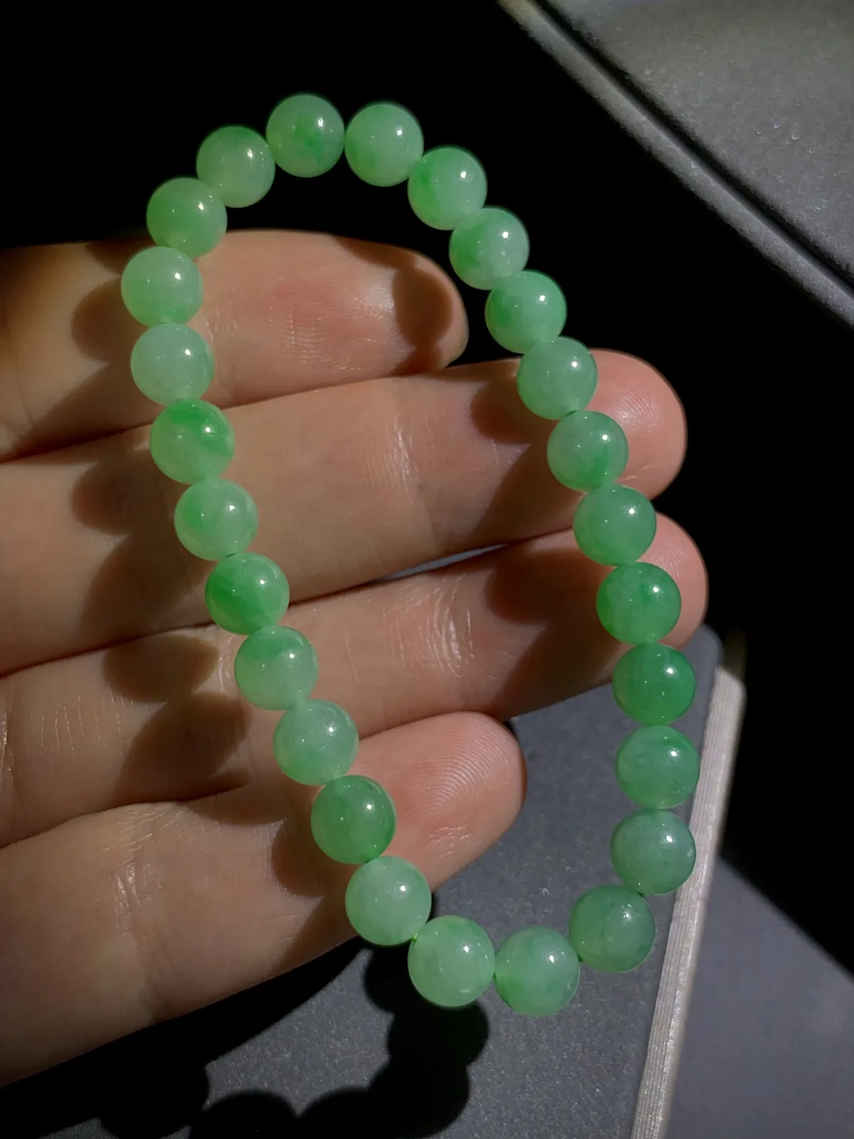 浅绿色手串，直径约6.8mm，26粒，