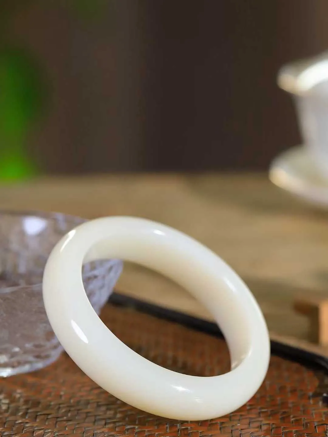 （柔情似水.手镯）

精品和田玉手镯，玉质温润细腻，镯型饱满圆润，优雅知性，姽婳于幽静兮，又婆娑乎人间，经典款型，古朴典雅。极具灵性，腕间风情，风姿卓越。 
重68克   尺寸55.5-15.3-9.4mm    FDL-36110526