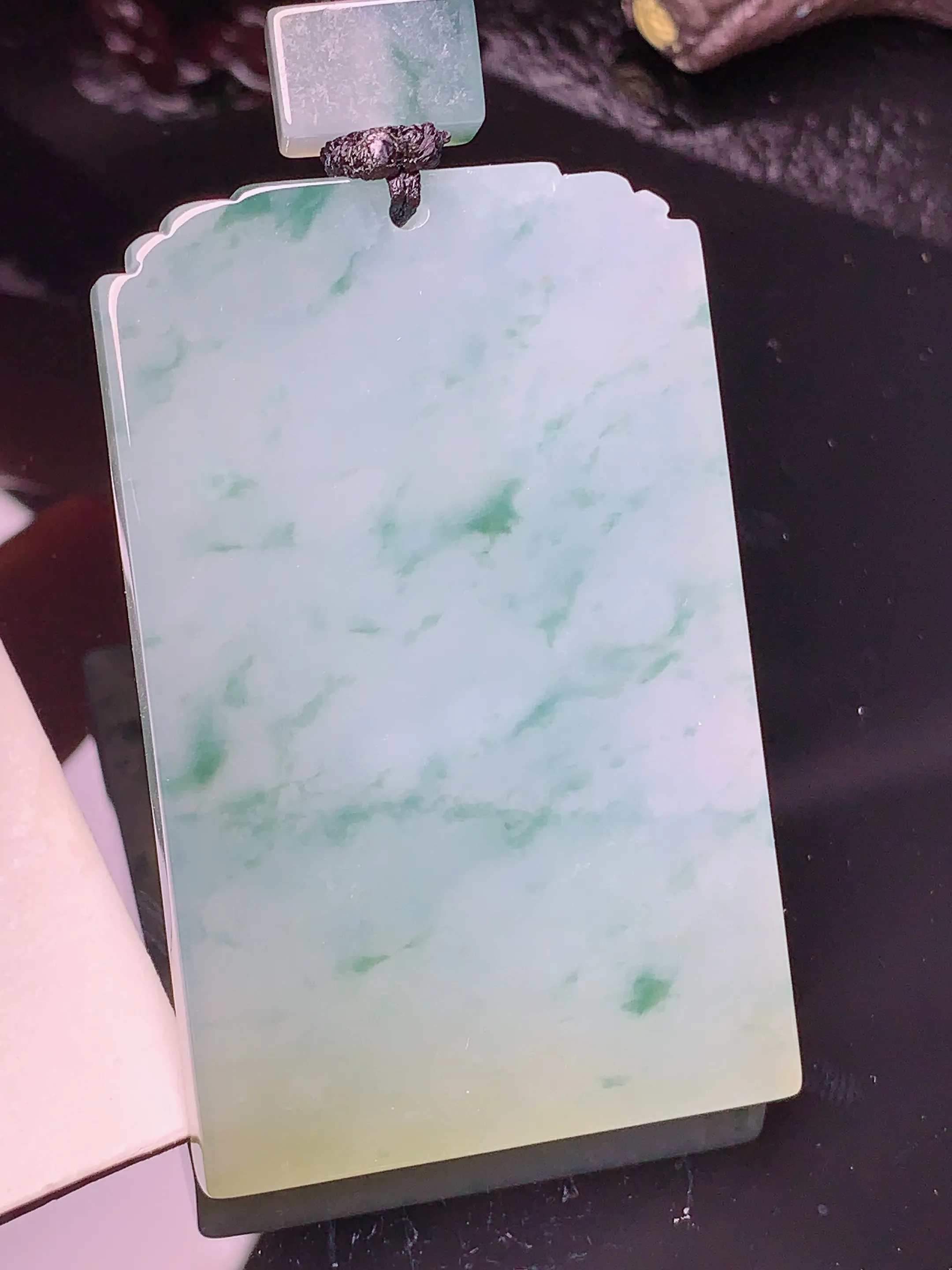 飘花无事牌吊坠 玉质细腻 色泽清新艳丽 整体尺寸52.7*33*5.5