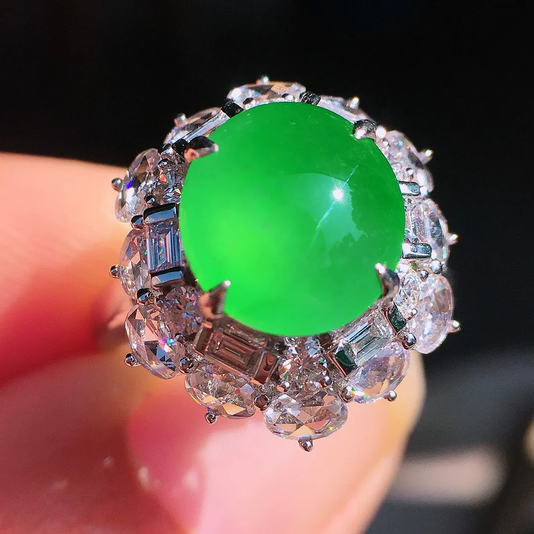 阳绿蛋面戒指，色泽均匀艳丽，玉质细腻，荧光感超
强，饱满圆润，尽显优雅气质，18k
金豪华镶嵌