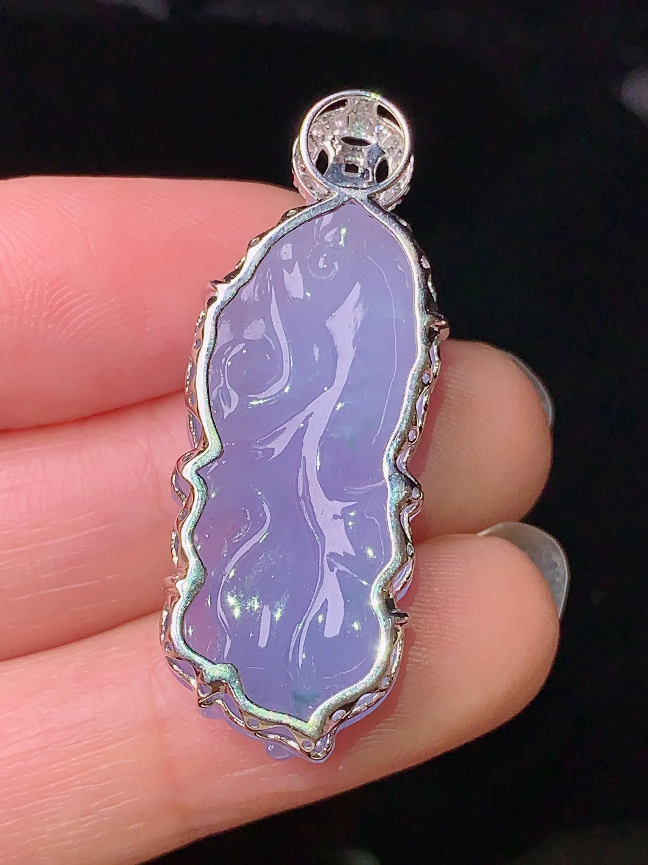 18k金钻镶嵌紫罗兰金鱼吊坠 玉质细腻 色泽艳丽 整体尺寸37.5*14.3*8.5