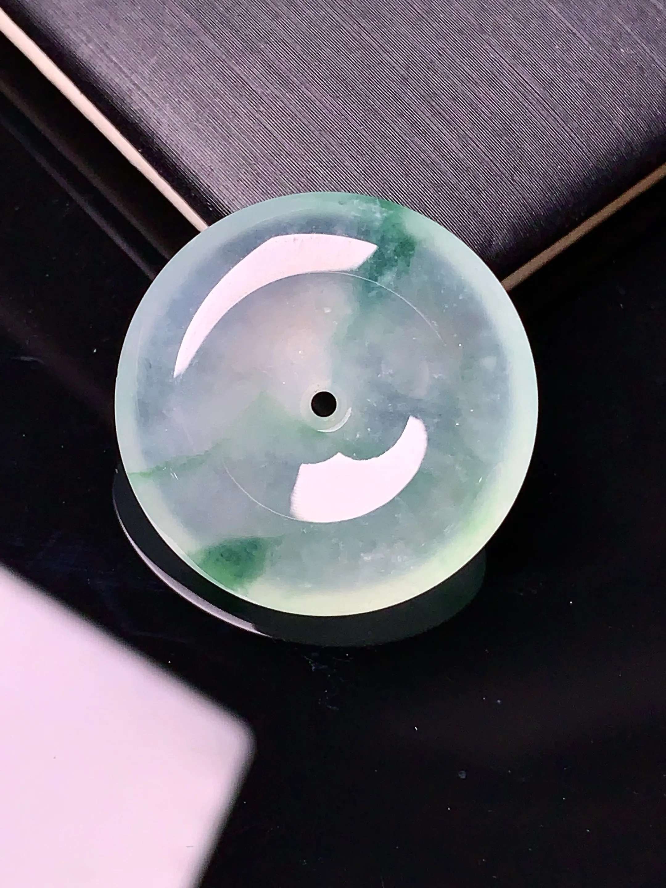 冰种飘绿平安扣吊坠 玉质细腻 色泽清新艳丽 整体尺寸23.2*6