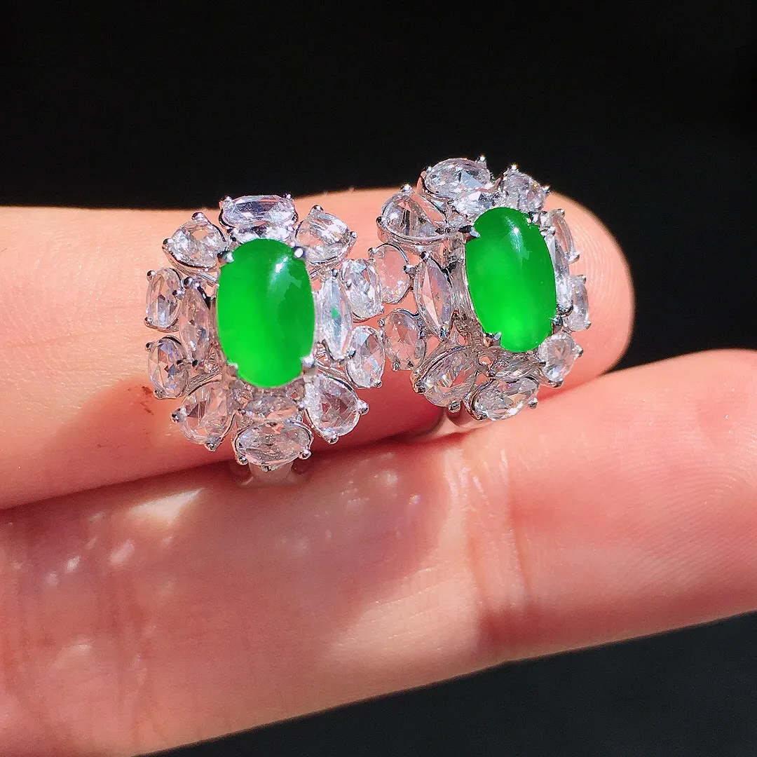 阳绿蛋面耳钉，色泽均匀艳丽，玉质细腻，荧光感超
强，饱满圆润，尽显优雅气质，18k
金豪华镶嵌