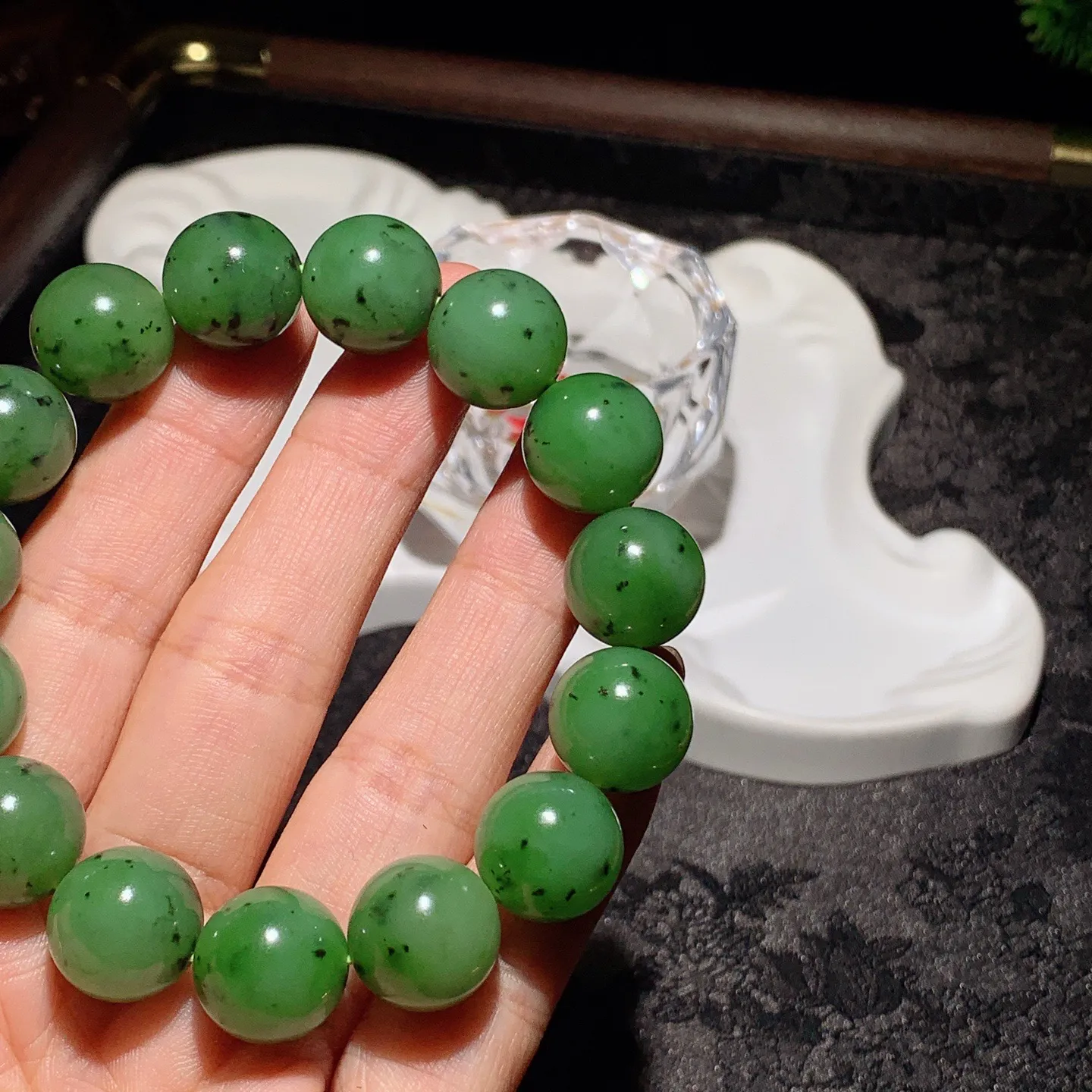 和田玉阳绿俄罗斯碧玉圆珠手串。单颗尺寸14重65.6克。玉质细腻油润。手推出油。佩戴高端典雅。lt251104