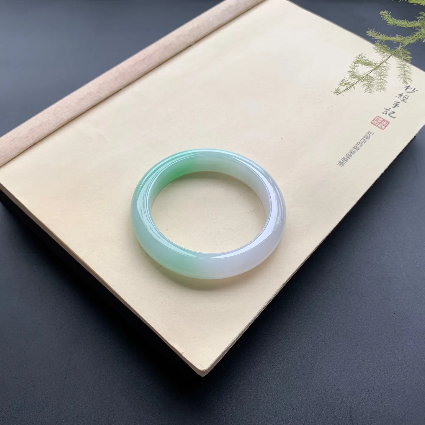 59圈口飘绿正圈手镯 尺寸：59-13-9.8，无纹裂，色泽靓丽，优美迷人