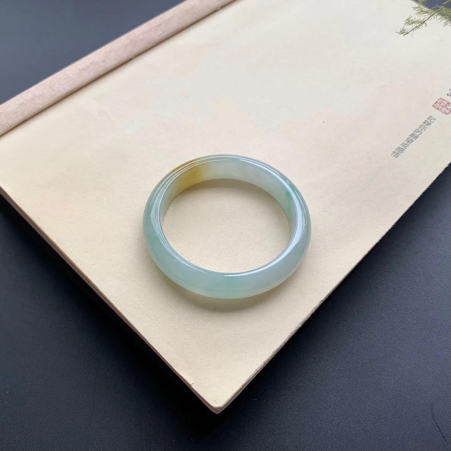 53圈口飘黄翡正圈手镯 尺寸：53-12-7.8，无纹裂，细腻光滑，色泽亮丽