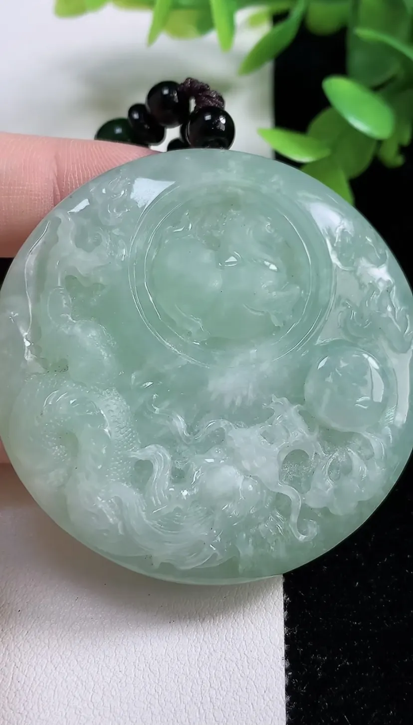 翡翠a货满绿龙牌吊坠，尺寸54-11.8，重:60.45g