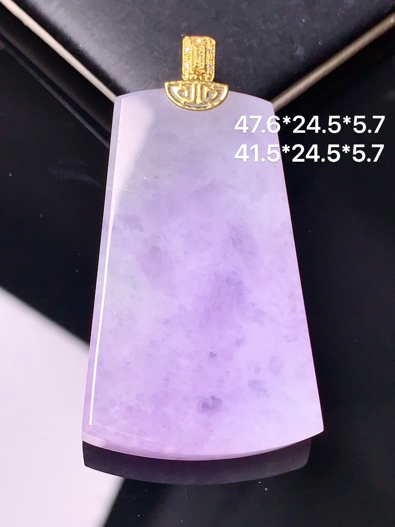 18k金钻镶嵌紫罗兰无事牌吊坠 玉质细腻 色泽艳丽 整体尺寸47.6*24.5*5.7