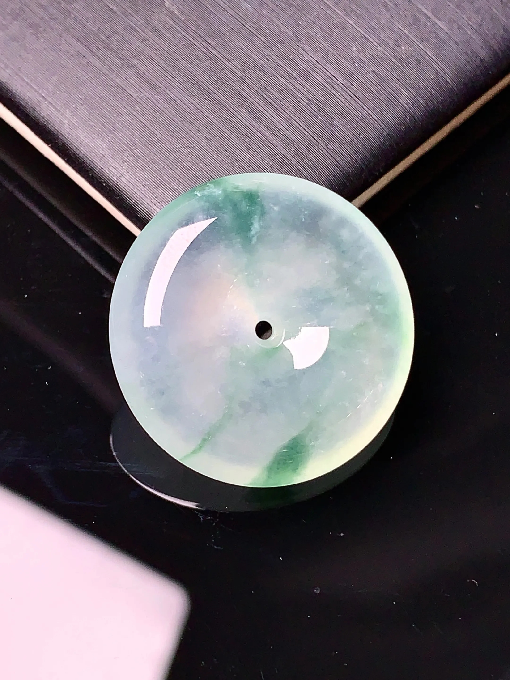 冰种飘绿平安扣吊坠 玉质细腻 色泽清新艳丽 整体尺寸23.2*6