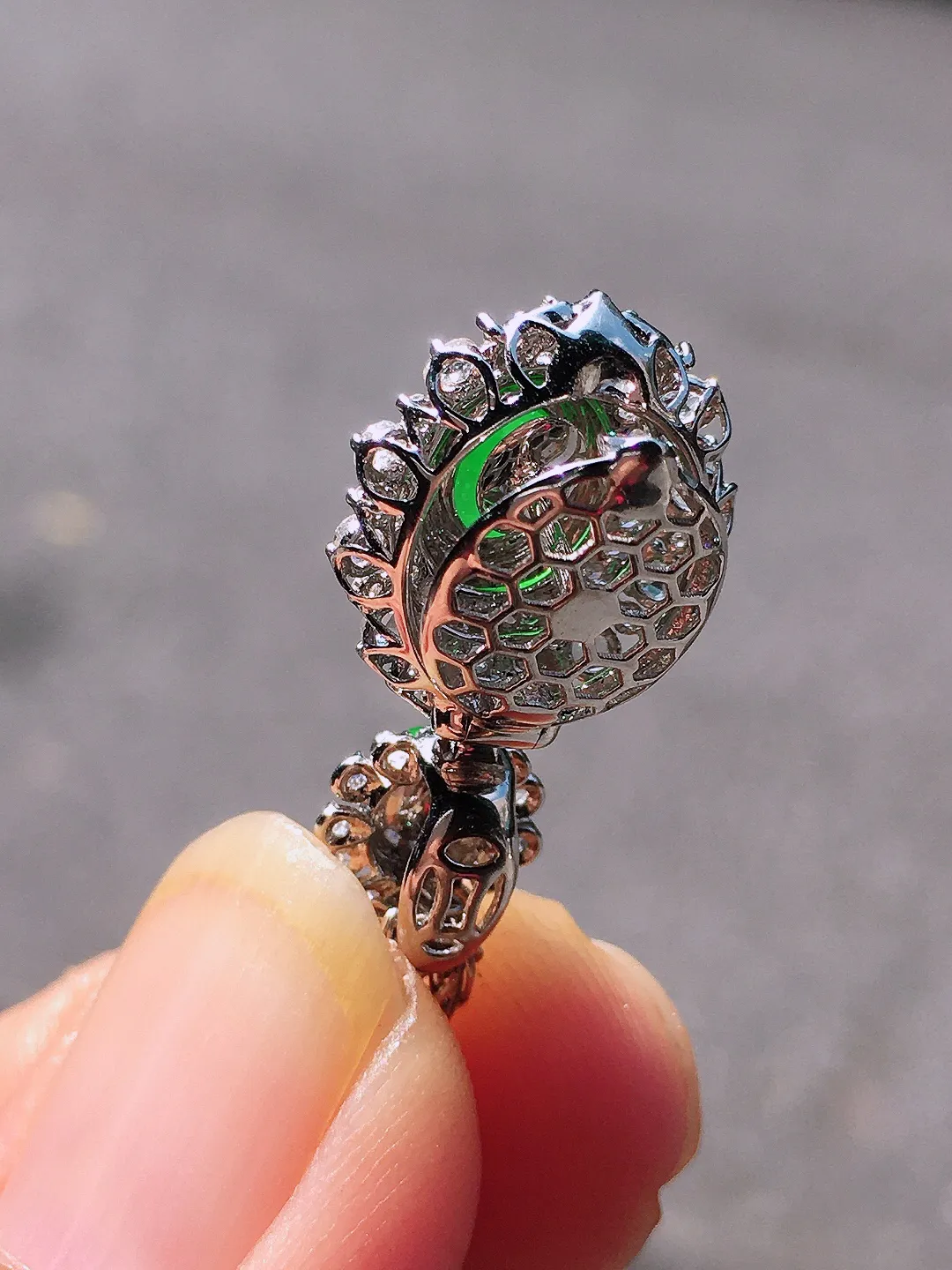 阳绿蛋面吊坠，色泽均匀艳丽，玉质细腻，荧光感超
强，饱满圆润，尽显优雅气质，18k
金豪华镶嵌