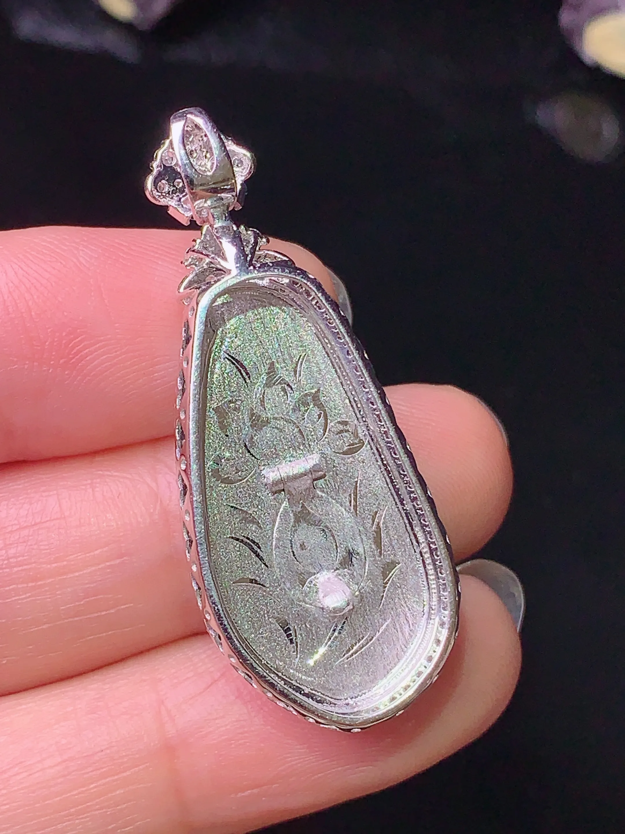 18k金钻镶嵌满绿福瓜吊坠 玉质细腻 色泽艳丽 整体尺寸39.2*15.8*7.8