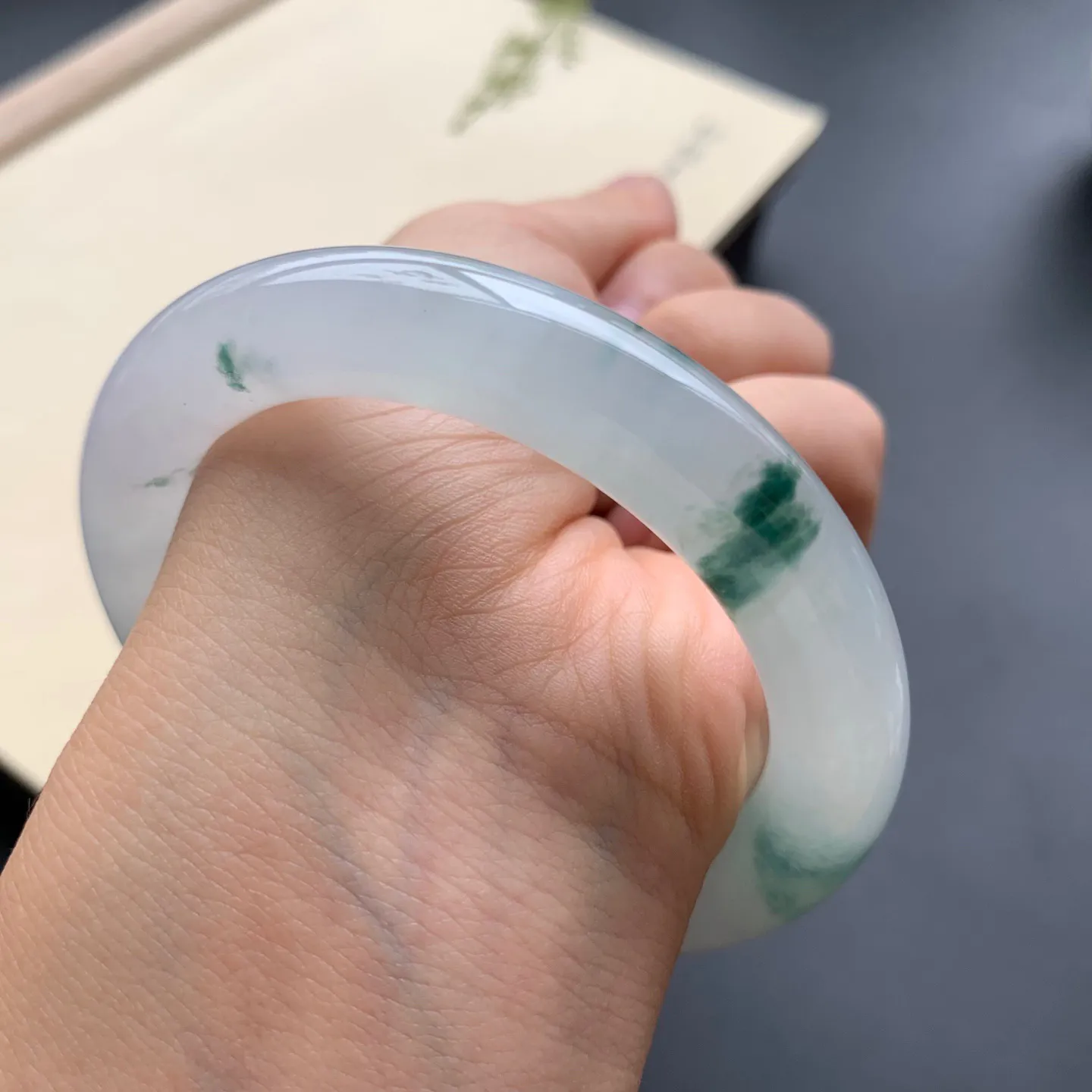 54.5圈口冰飘花圆条手镯 尺寸：54.5-10，水润起胶，花色灵动