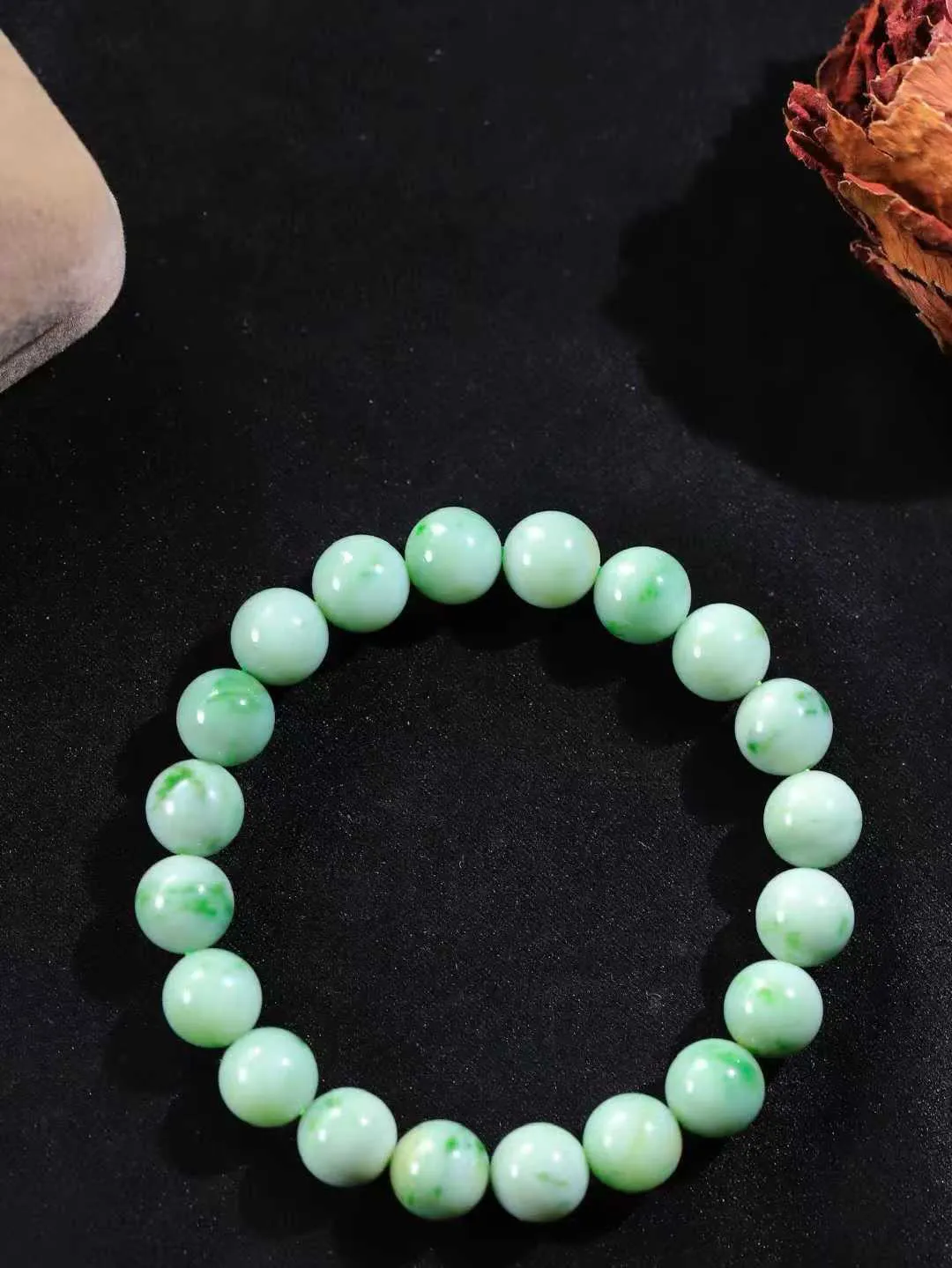 【珠圆玉润.手串】

精品和田玉翠青珠圆玉润手串 玉质温润细腻  整串打磨圆润，佩戴舒适。珠珠落玉盘，间关莺语花底滑，一生美好时光，无论身在何处，都有它相伴相守。事事顺遂，幸福美满，吉祥如意。重30.8克 尺寸取一9.9mm  FDA-22110533