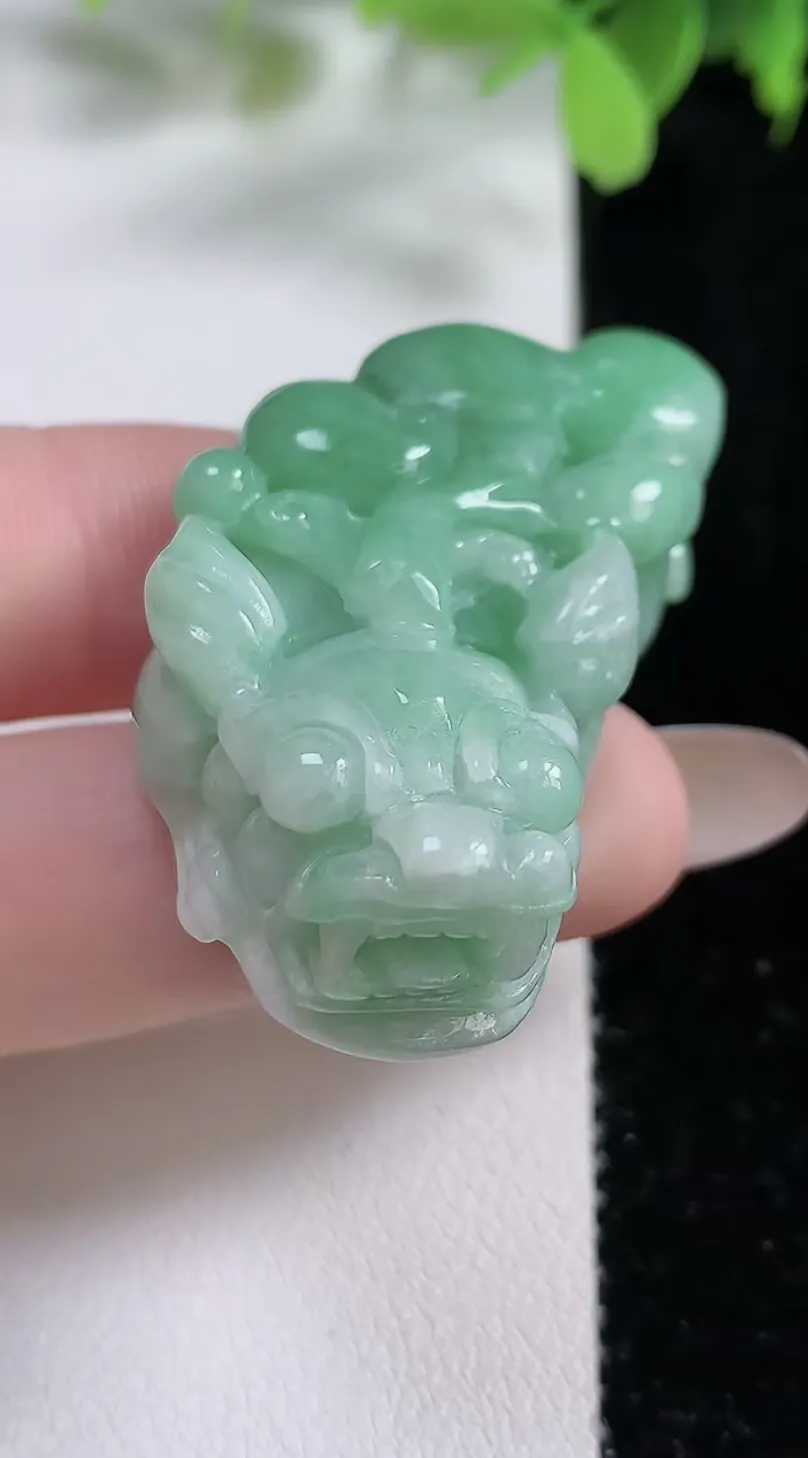 翡翠a货满绿貔貅吊坠，尺寸42.8-21.5-13.5，重:28.14g