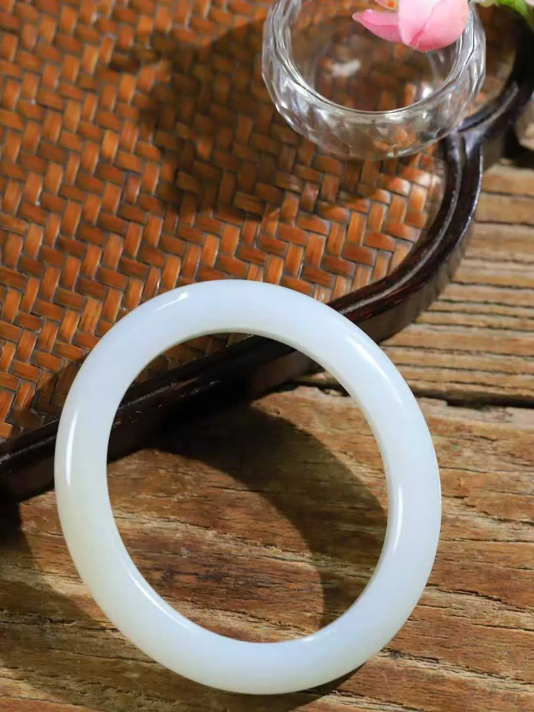 【贵妃镯.玉腕清响】    

精品和田玉糖白玉贵妃镯，玉质温润细腻 油性十足 相传杨贵妃十分喜爱椭圆形态手镯，后人称其为贵妃镯。因其形与人手腕形相吻合，佩戴更服帖，别具妩媚风格。
重41克   内径49.5-47mm尺寸10.3-8.7mm   fDL-10110516