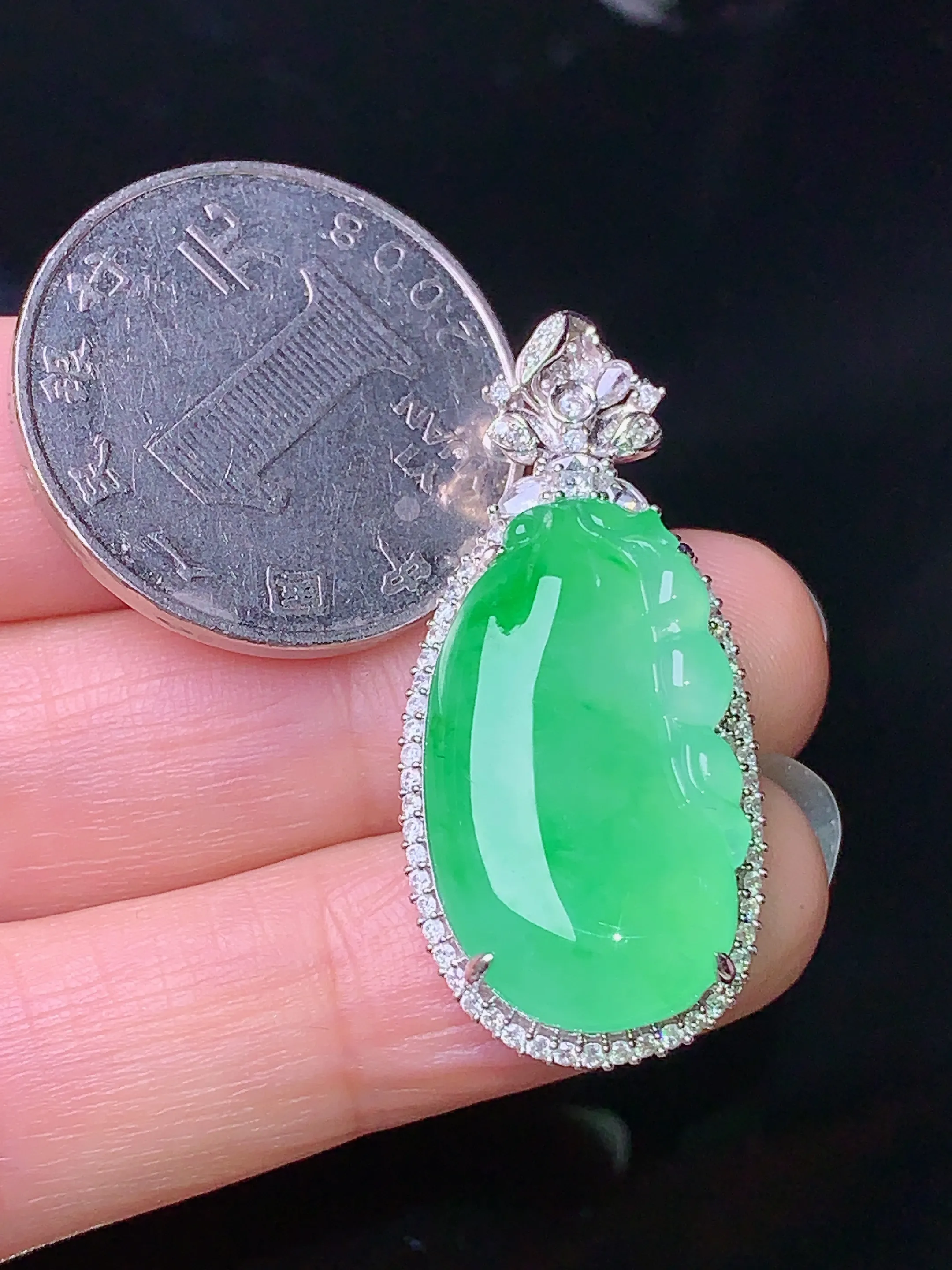 18k金钻镶嵌翠绿福瓜吊坠 玉质细腻 色泽艳丽 整体尺寸36.1*16.5*8.2