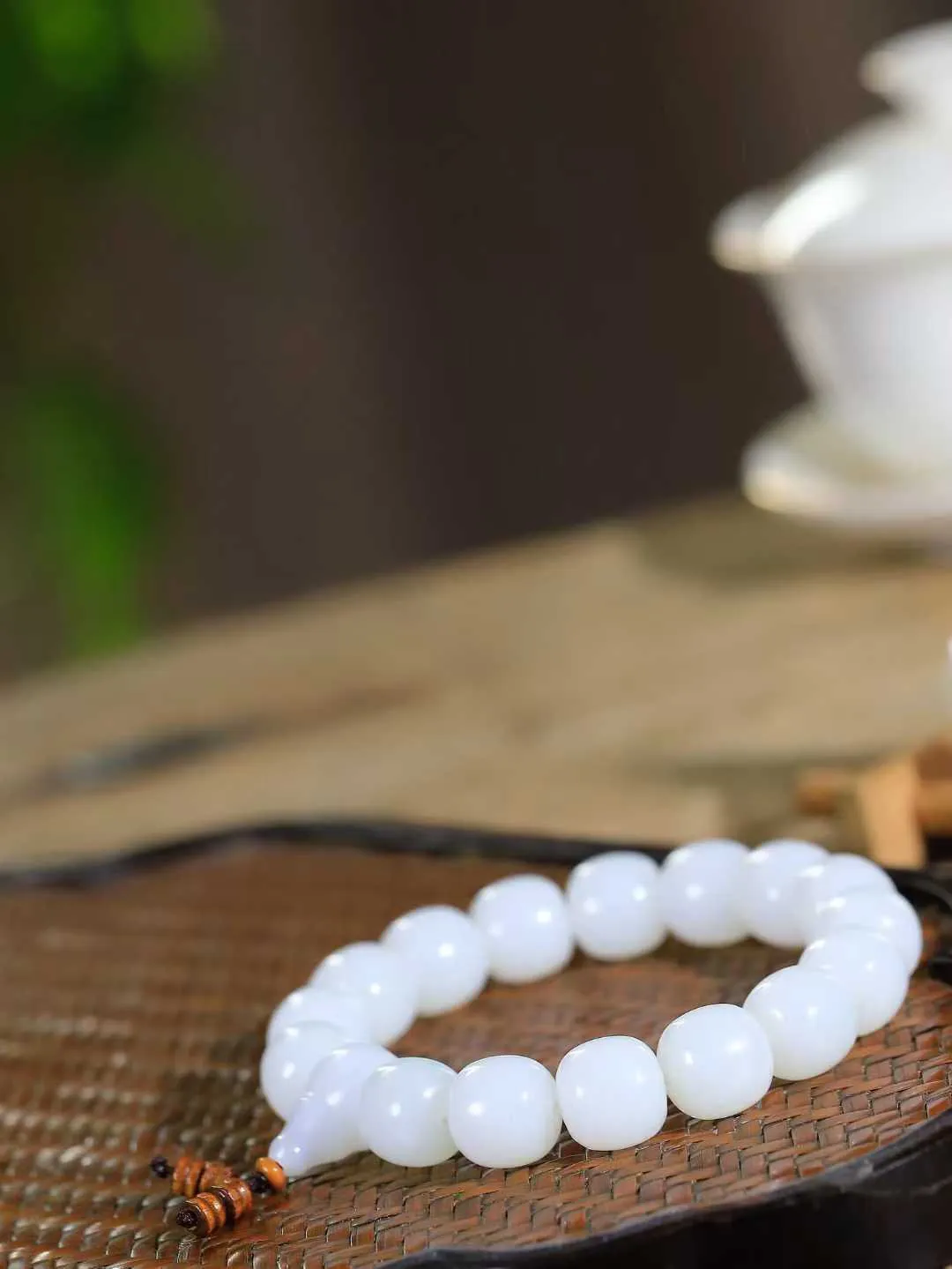 （老型珠.手串）

精品 和田玉白玉老型珠手串，也可做手持，玉质细腻油润 饱满光滑 质朴无华，悠远