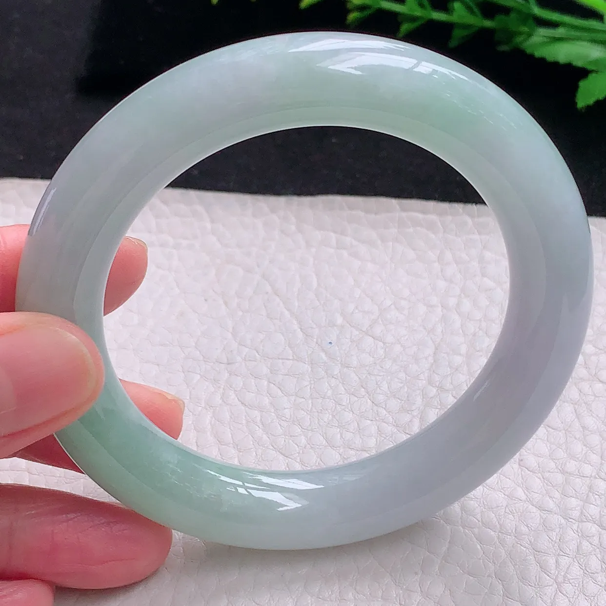 hy自然光57.5*12*11.6胖圆镯 天然缅甸翡翠a货飘绿清新圆条玉镯子 玉手环