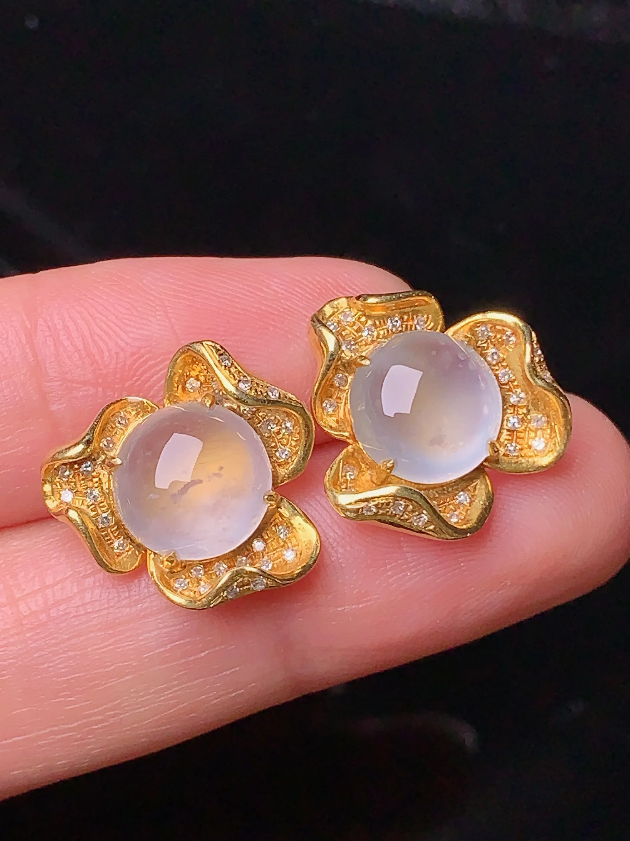 18k金钻镶嵌冰种蛋面耳钉 玉质细腻 色泽清新艳丽 整体尺寸14.3*5.5