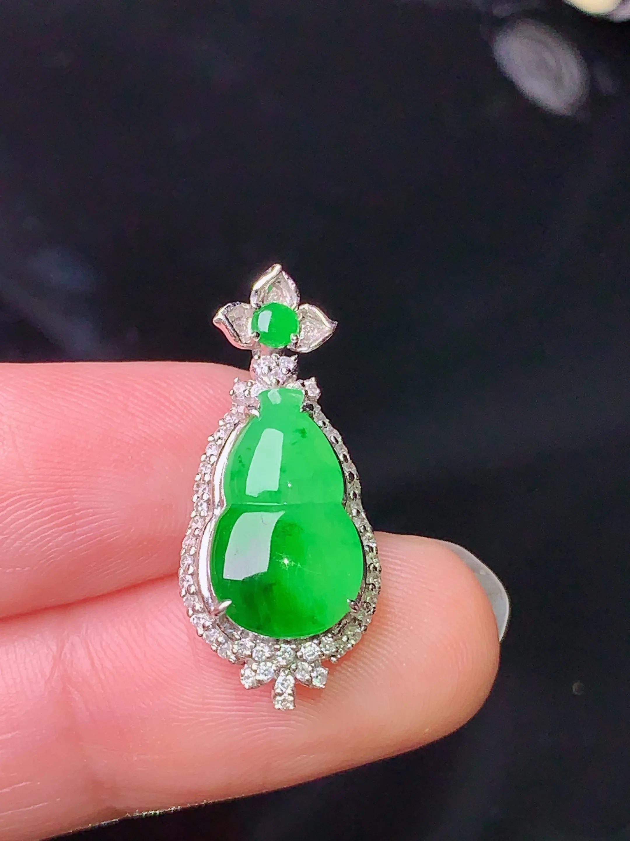 18k金钻镶嵌翠绿葫芦吊坠 玉质细腻 色泽艳丽 整体尺寸24.6*11*7.5