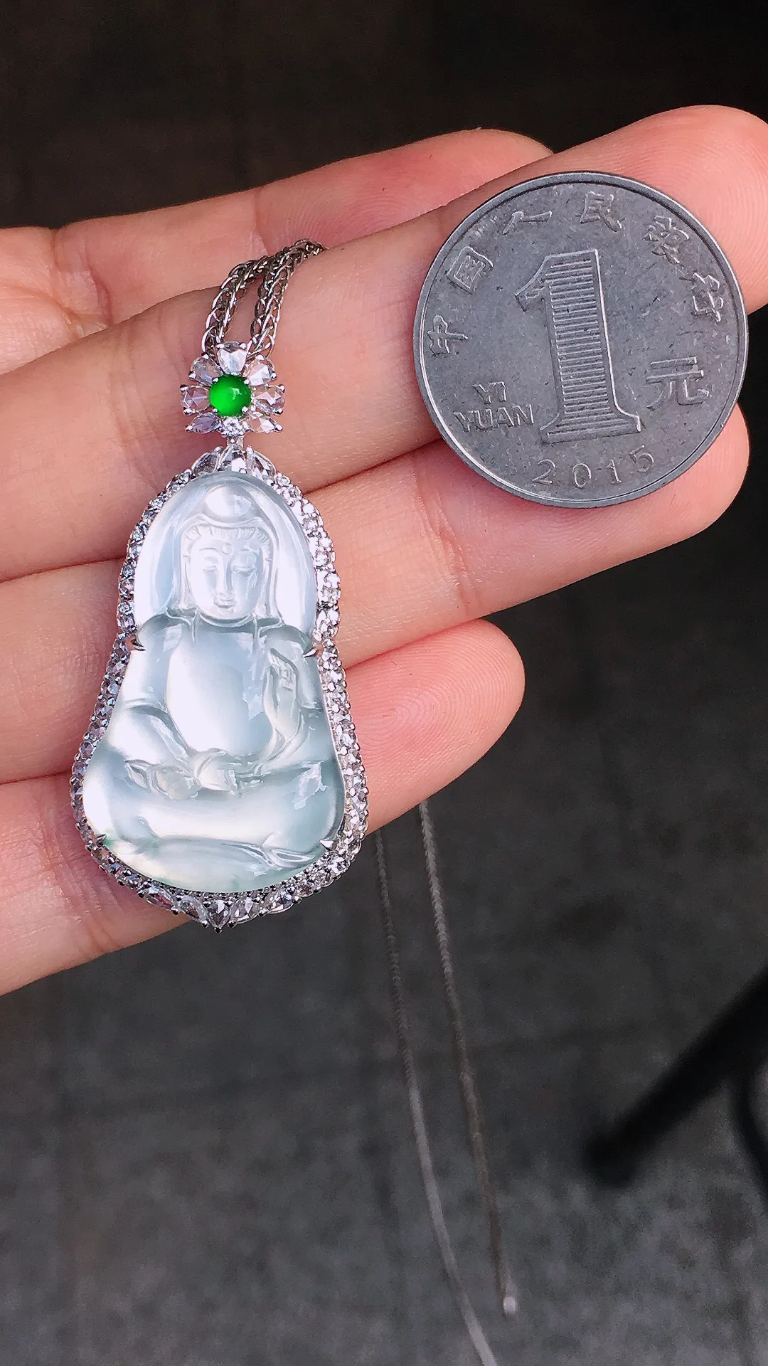 冰种观音吊坠，玉质细腻，荧光感超
强，饱满圆润，尽显优雅气质，18k
金豪华镶嵌