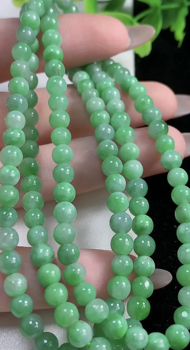 翡翠a货满绿圆珠项链135颗，尺寸5.1，重:31.39g