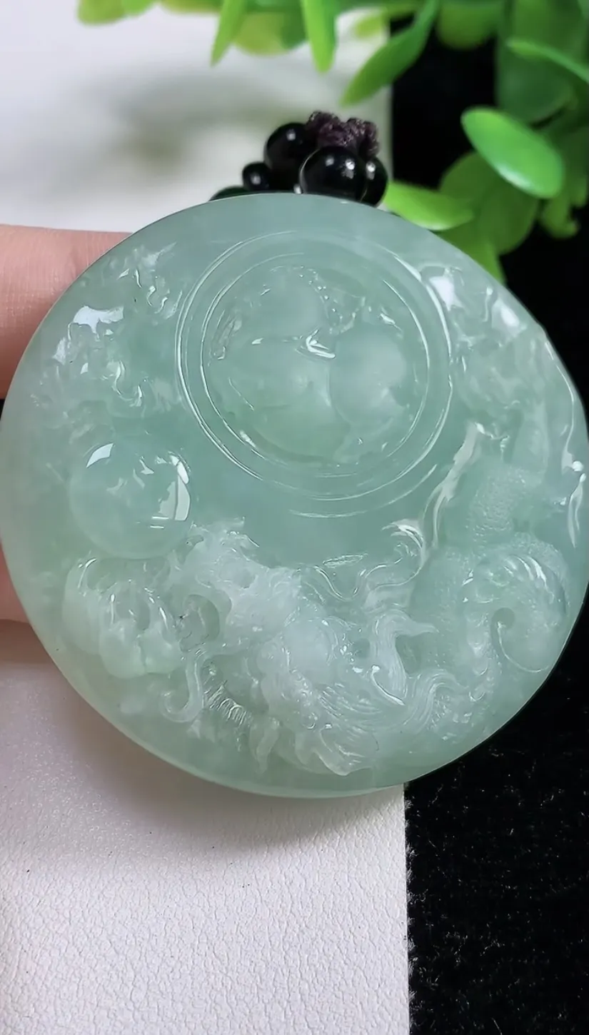 翡翠a货满绿龙牌吊坠，尺寸54-11.8，重:60.45g