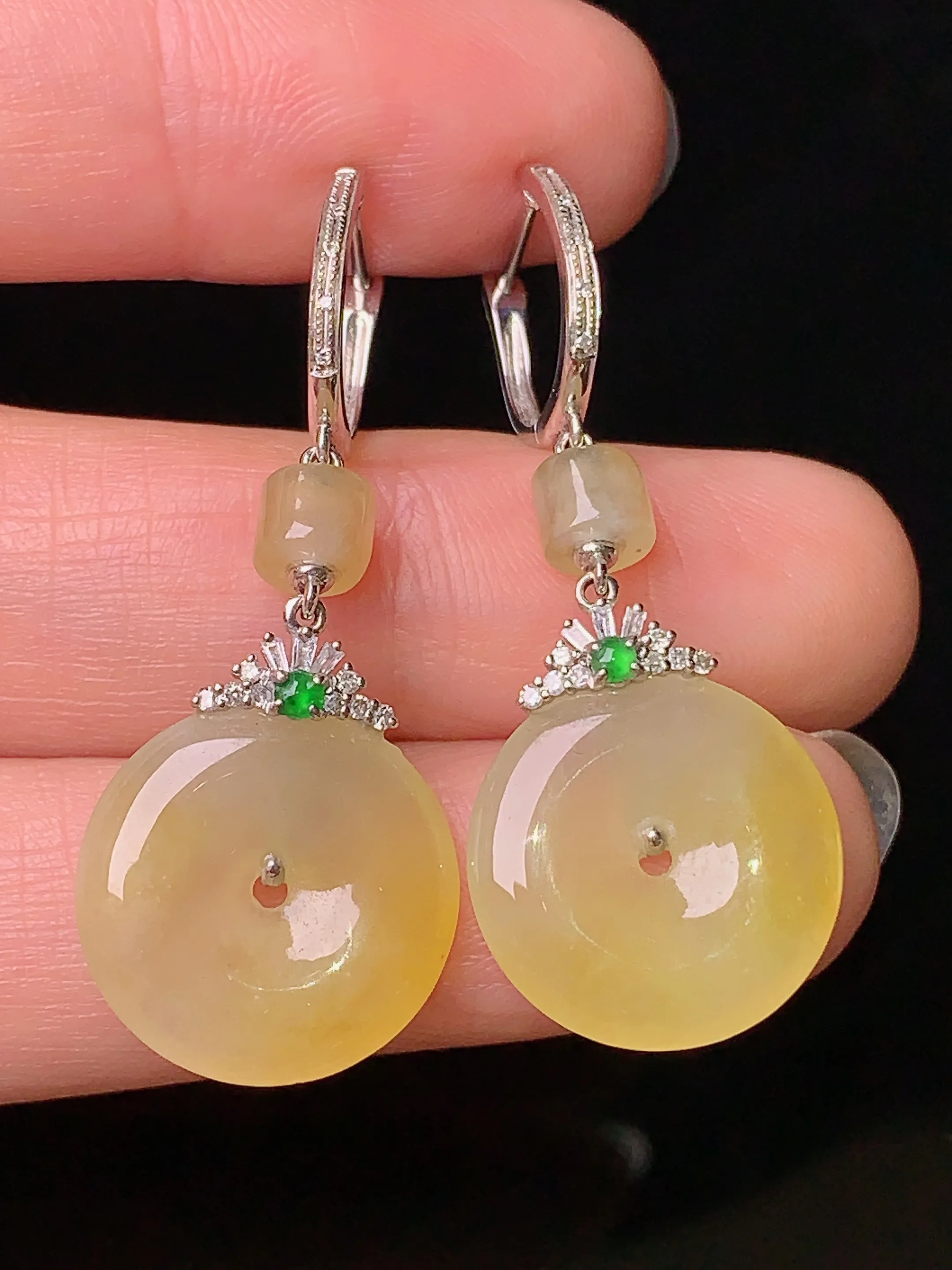 18k金钻镶嵌黄翡平安扣耳坠 玉质细腻 色泽艳丽 整体尺寸39.2*15*3