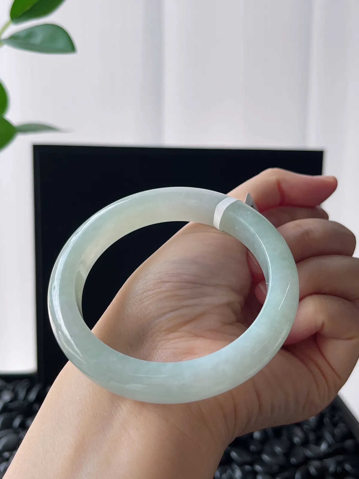 正圈57圈口，翡翠冰糯种淡绿色手镯