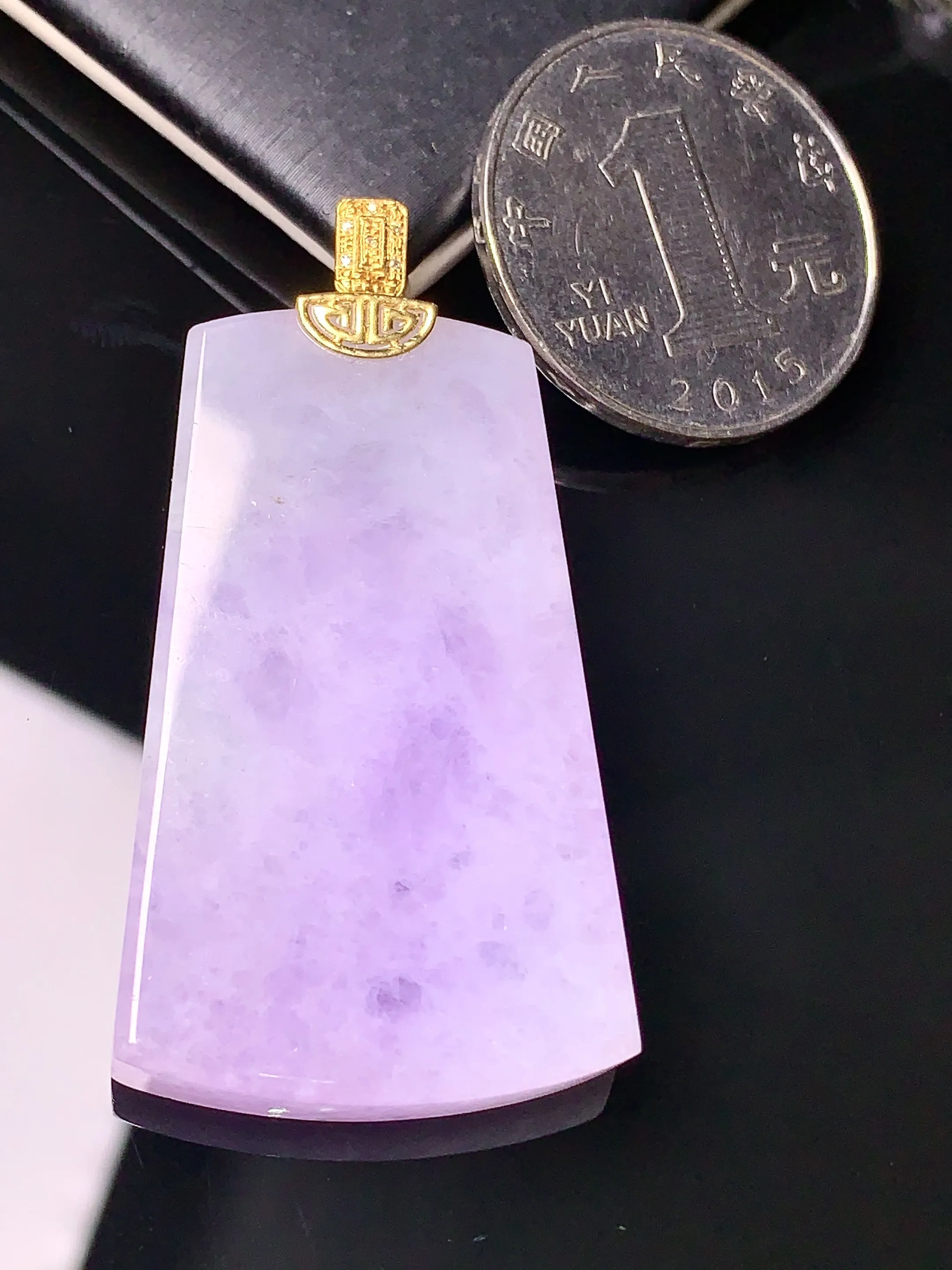 18k金钻镶嵌紫罗兰无事牌吊坠 玉质细腻 色泽艳丽 整体尺寸47.6*24.5*5.7