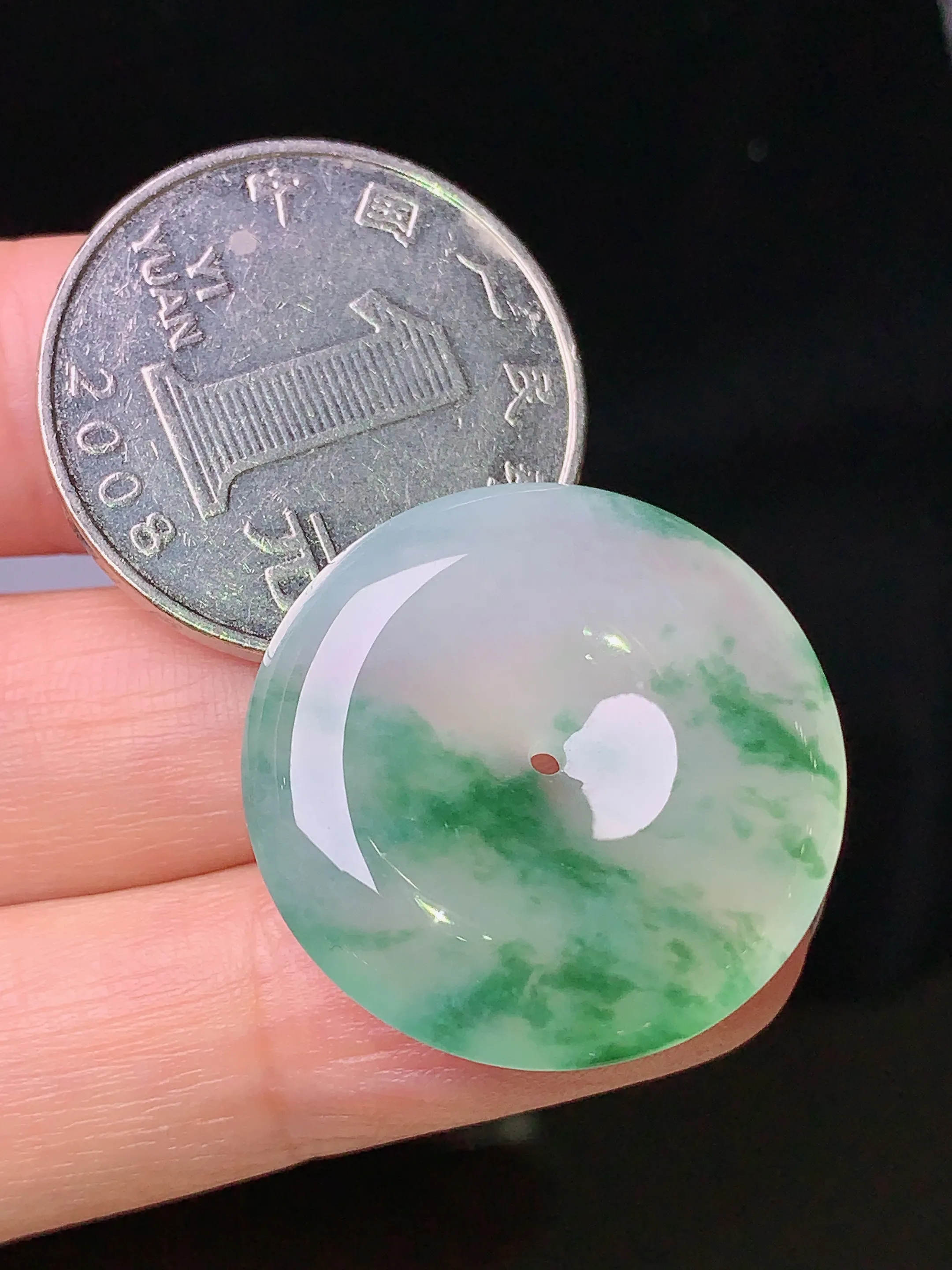 冰种飘绿平安扣吊坠 玉质细腻 色泽清新艳丽 整体尺寸25.5*5.6