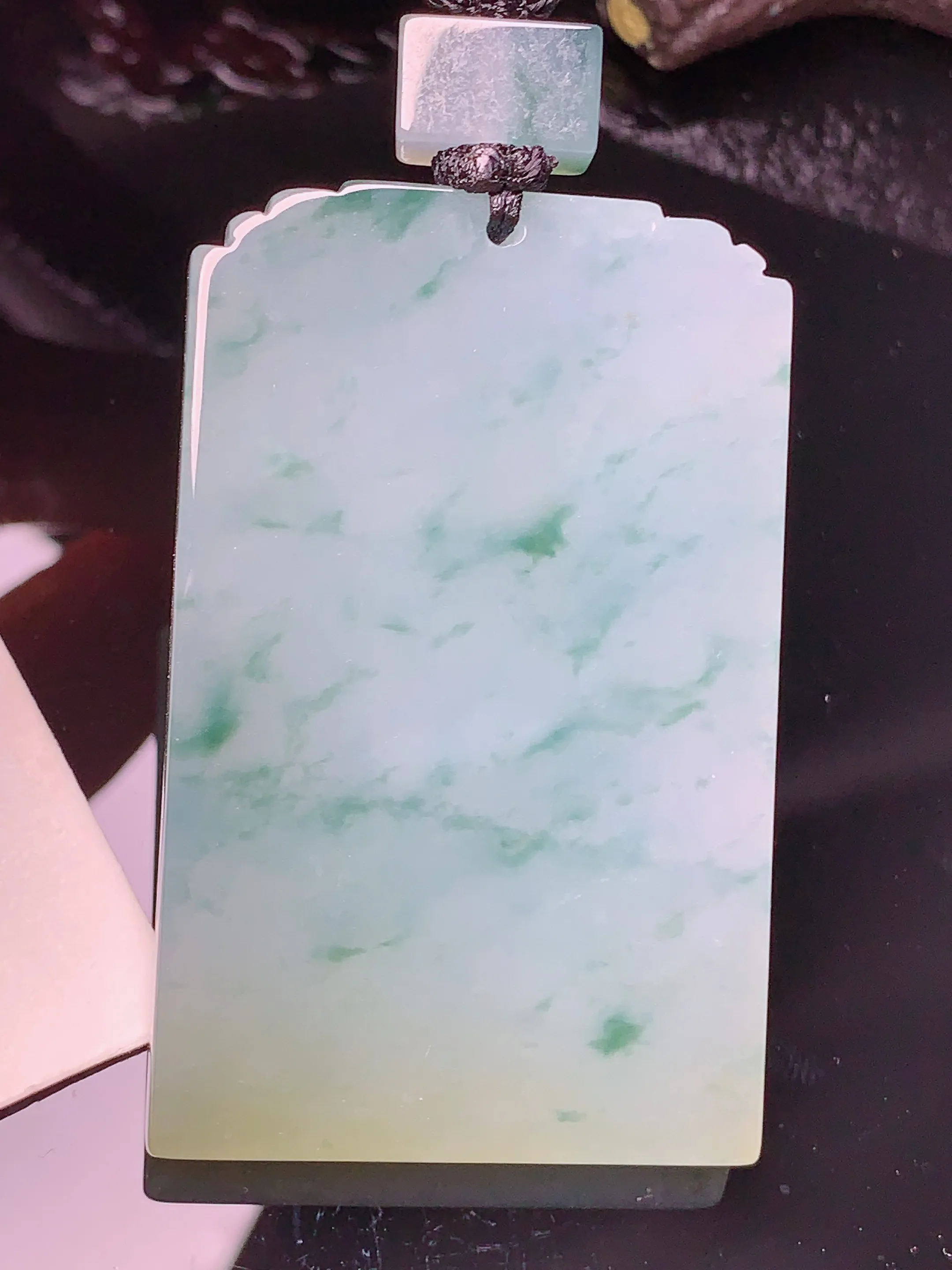 飘花无事牌吊坠 玉质细腻 色泽清新艳丽 整体尺寸52.7*33*5.5