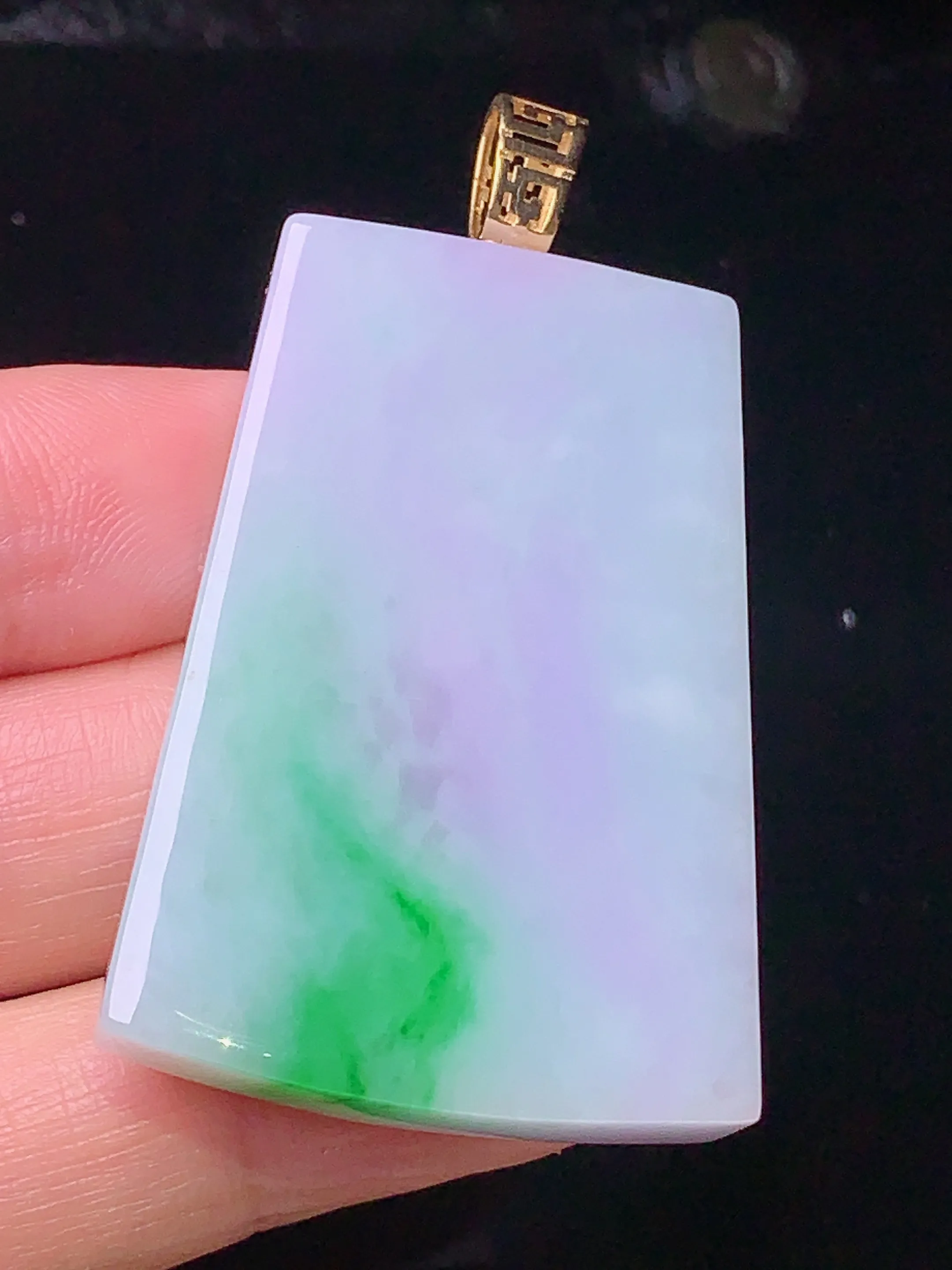 18k金镶嵌淡春彩无事牌吊坠 玉质细腻 色泽艳丽 整体尺寸50.7*28.8*8.5