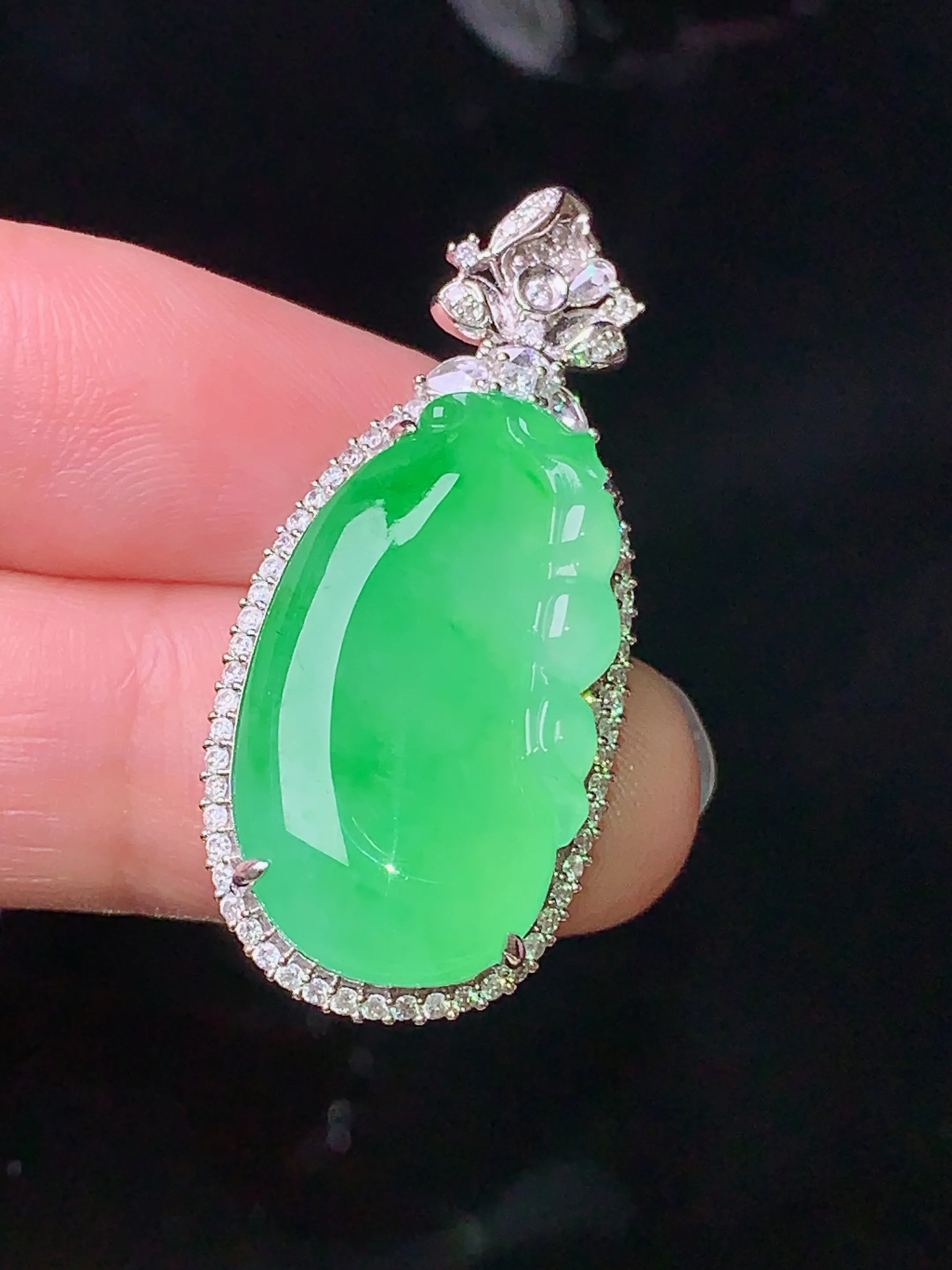 18k金钻镶嵌翠绿福瓜吊坠 玉质细腻 色泽艳丽 整体尺寸36.1*16.5*8.2