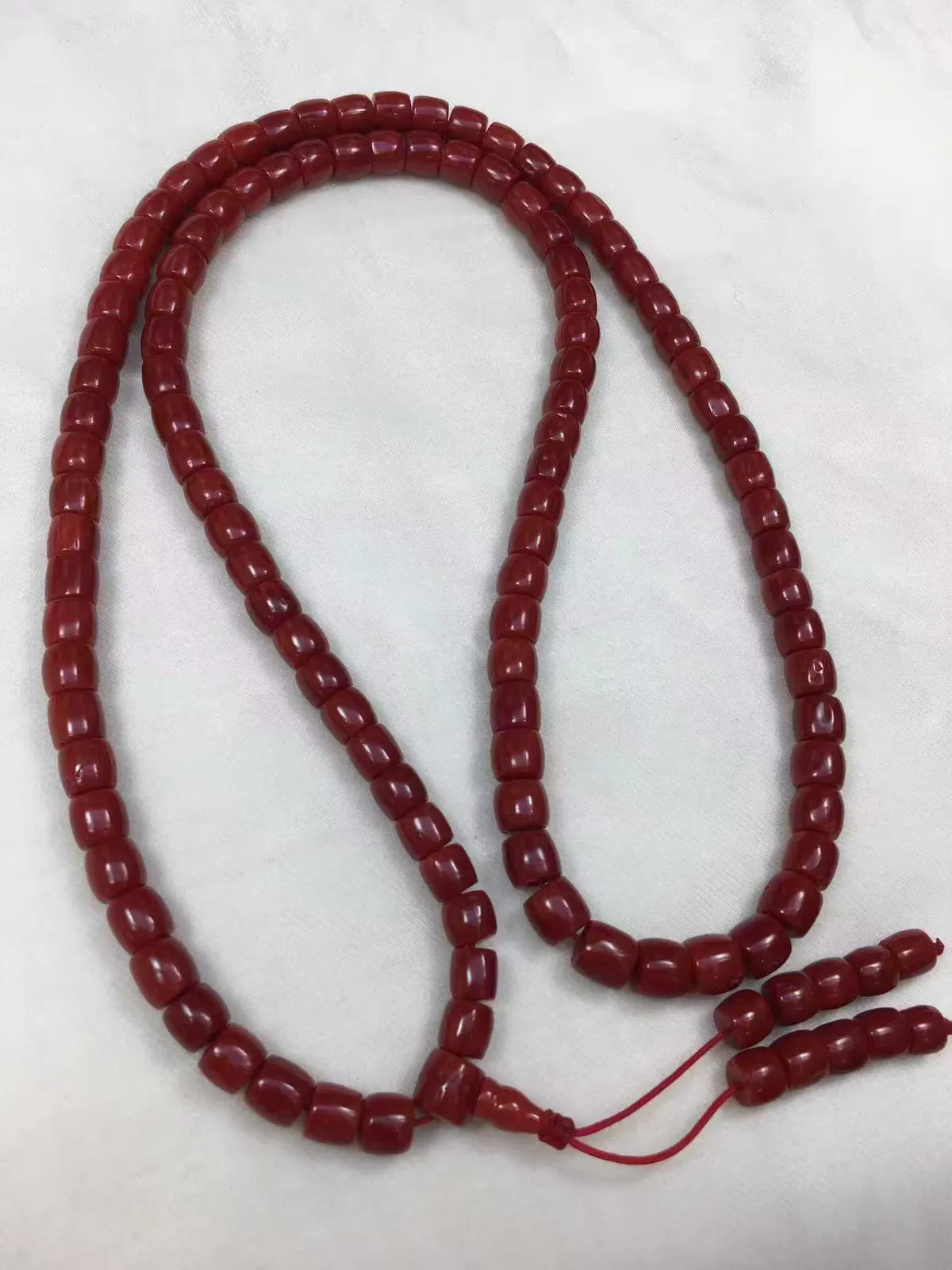 【天然深牛血珊瑚小8mm老型大桶珠108佛珠串】项链手链两用款！传承精品！西班牙产地，科西卡材料，深牛血颜色，珠子直径7.88-7.15mm左右！材料限制有天然的虫眼。108粒加佛头弟子珠共120粒，可作念佛珠串，每料珠子均为天然珊瑚，珊瑚自古就为佛教珍宝，大师，高僧的喜爱之物！可加持，可守护！深海千年有机宝石，重量72.2克！