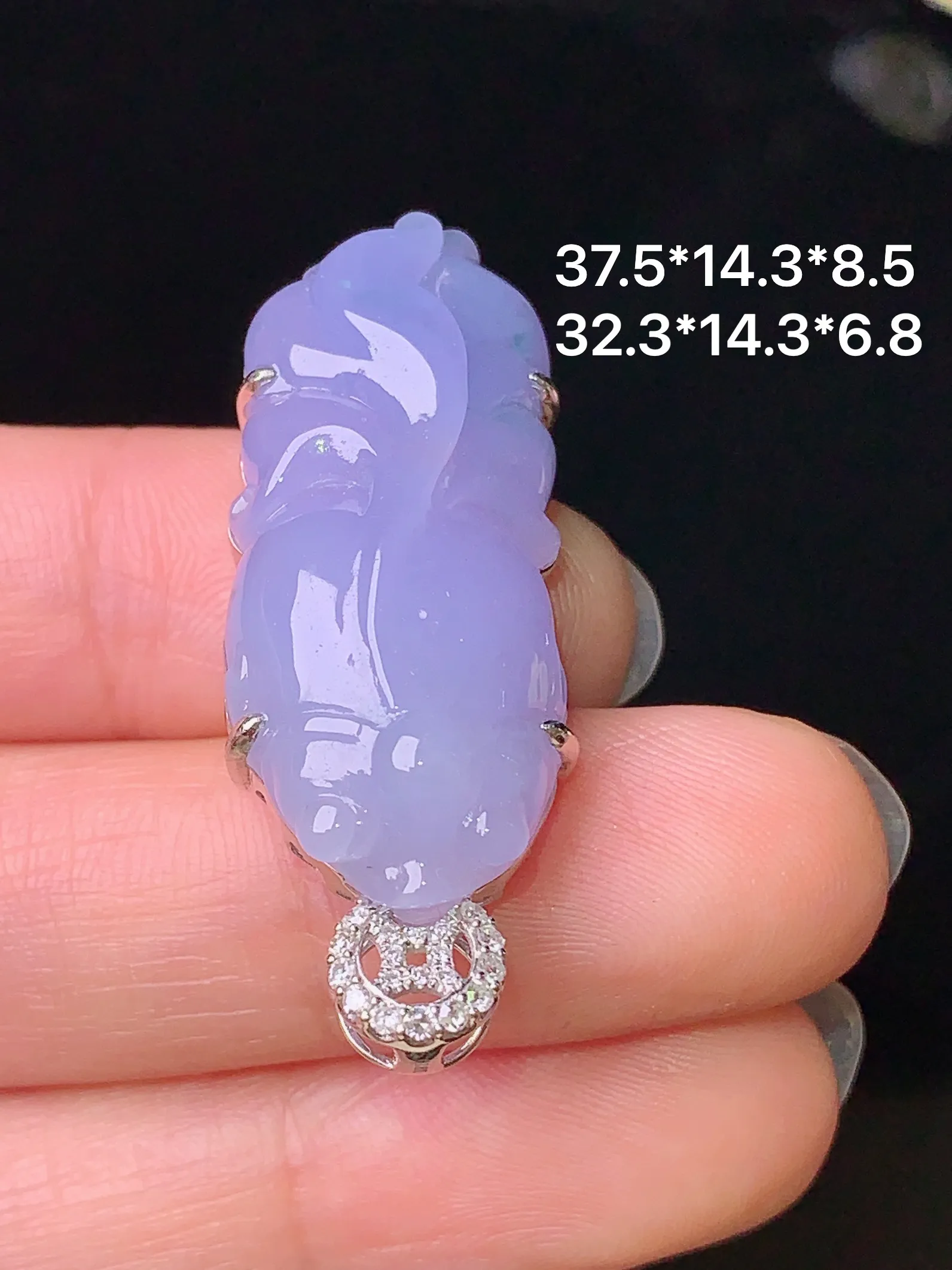 18k金钻镶嵌紫罗兰金鱼吊坠 玉质细腻 色泽艳丽 整体尺寸37.5*14.3*8.5