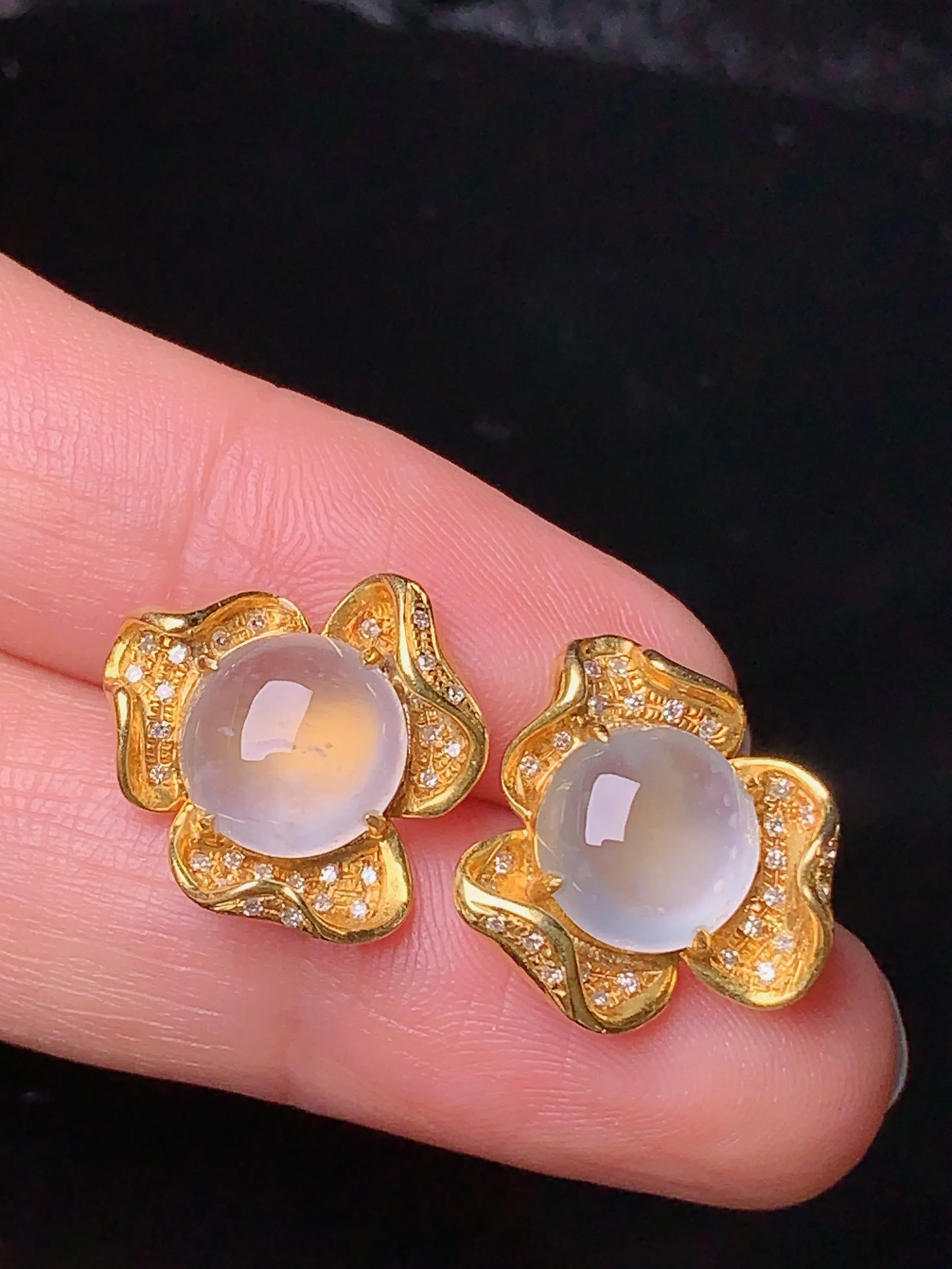 18k金钻镶嵌冰种蛋面耳钉 玉质细腻 色泽清新艳丽 整体尺寸14.3*5.5