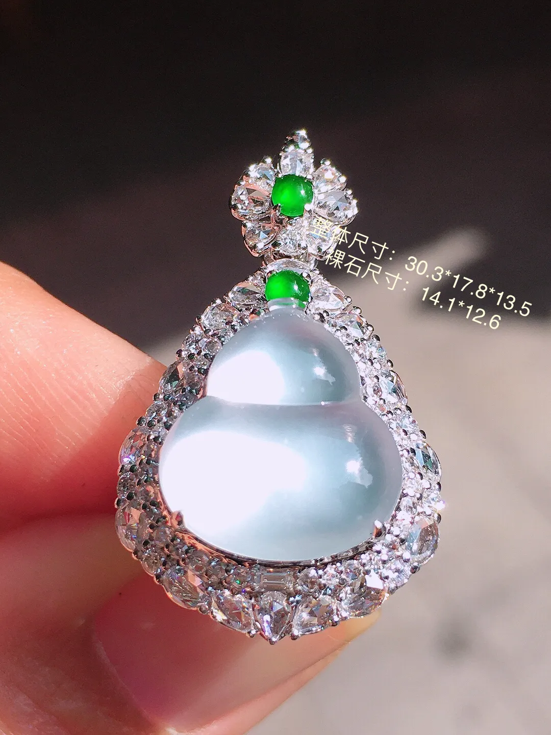 玻璃种葫芦戒指/吊坠两用款，玉质细腻，荧光感超
强，饱满圆润，尽显优雅气质，18k
金豪华镶嵌