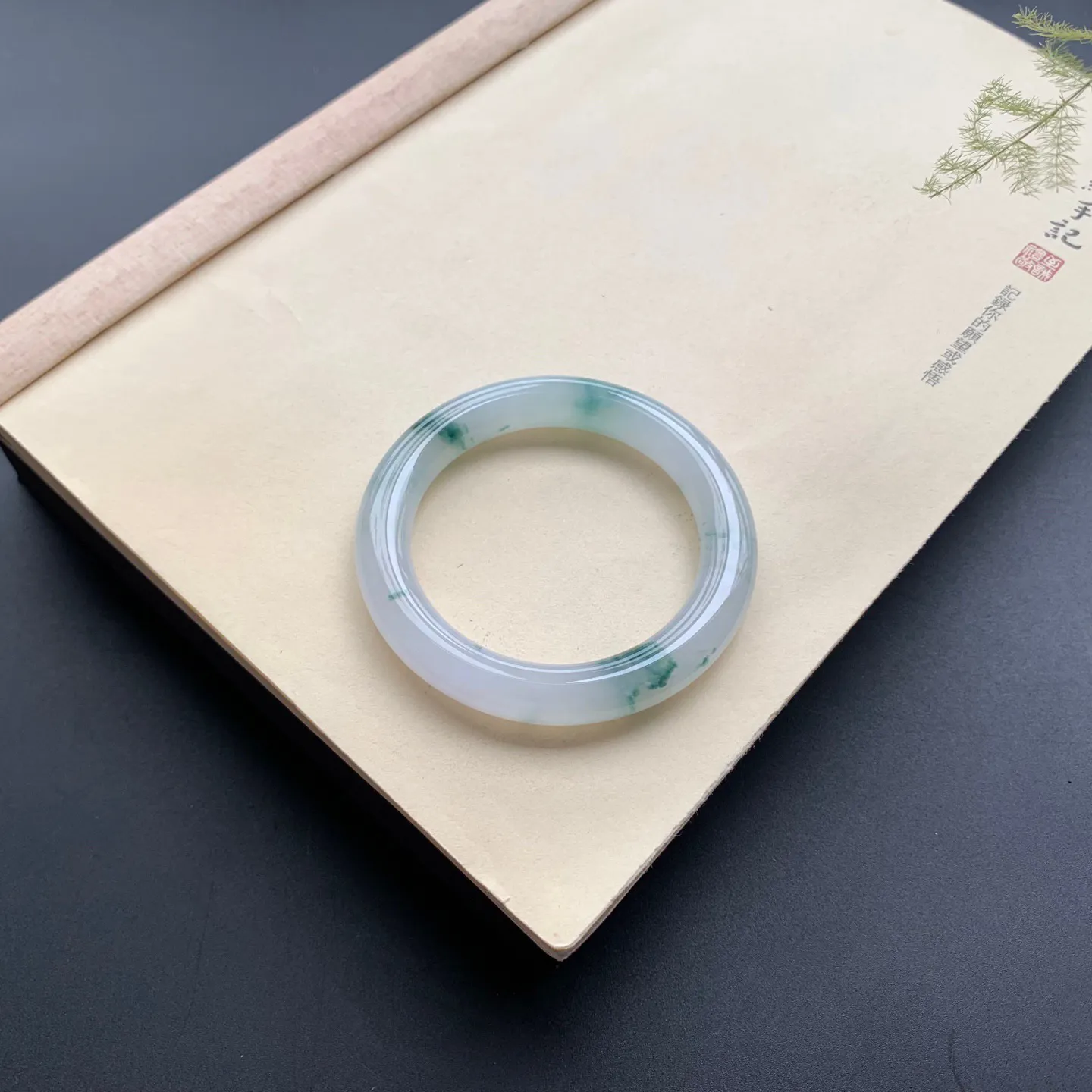 54.5圈口冰飘花圆条手镯 尺寸：54.5-10，水润起胶，花色灵动